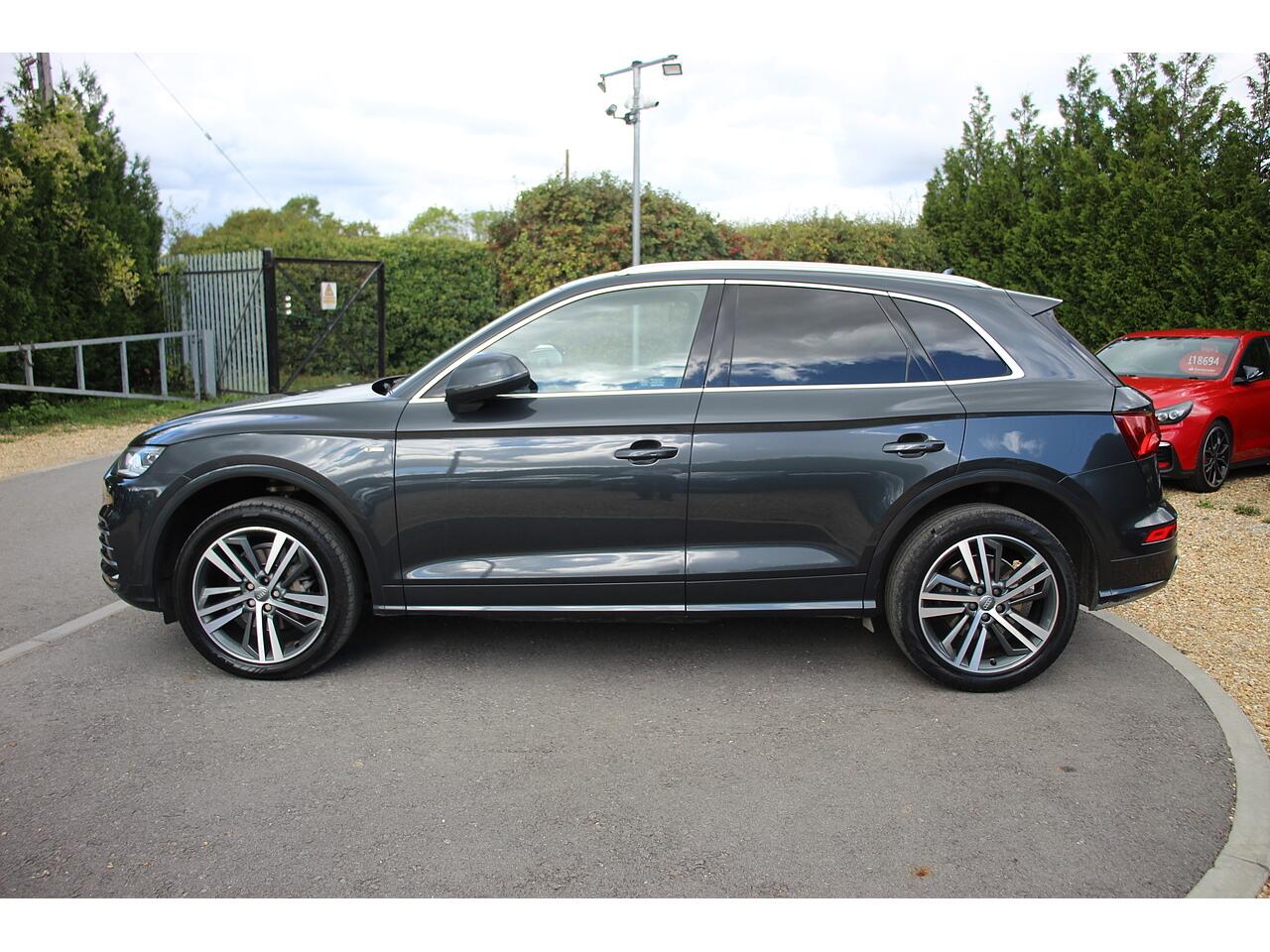 Audi Q5 view 8