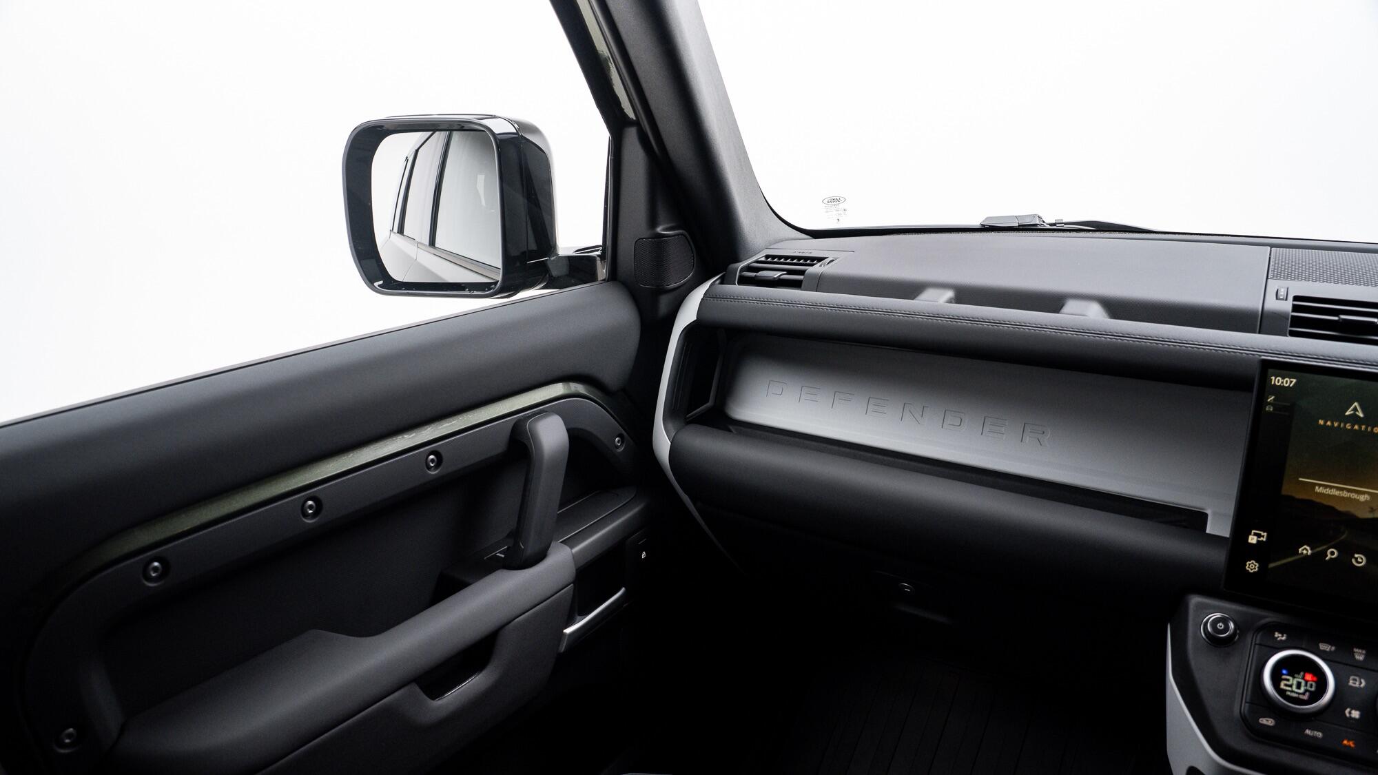 Land Rover Defender 110 view 16