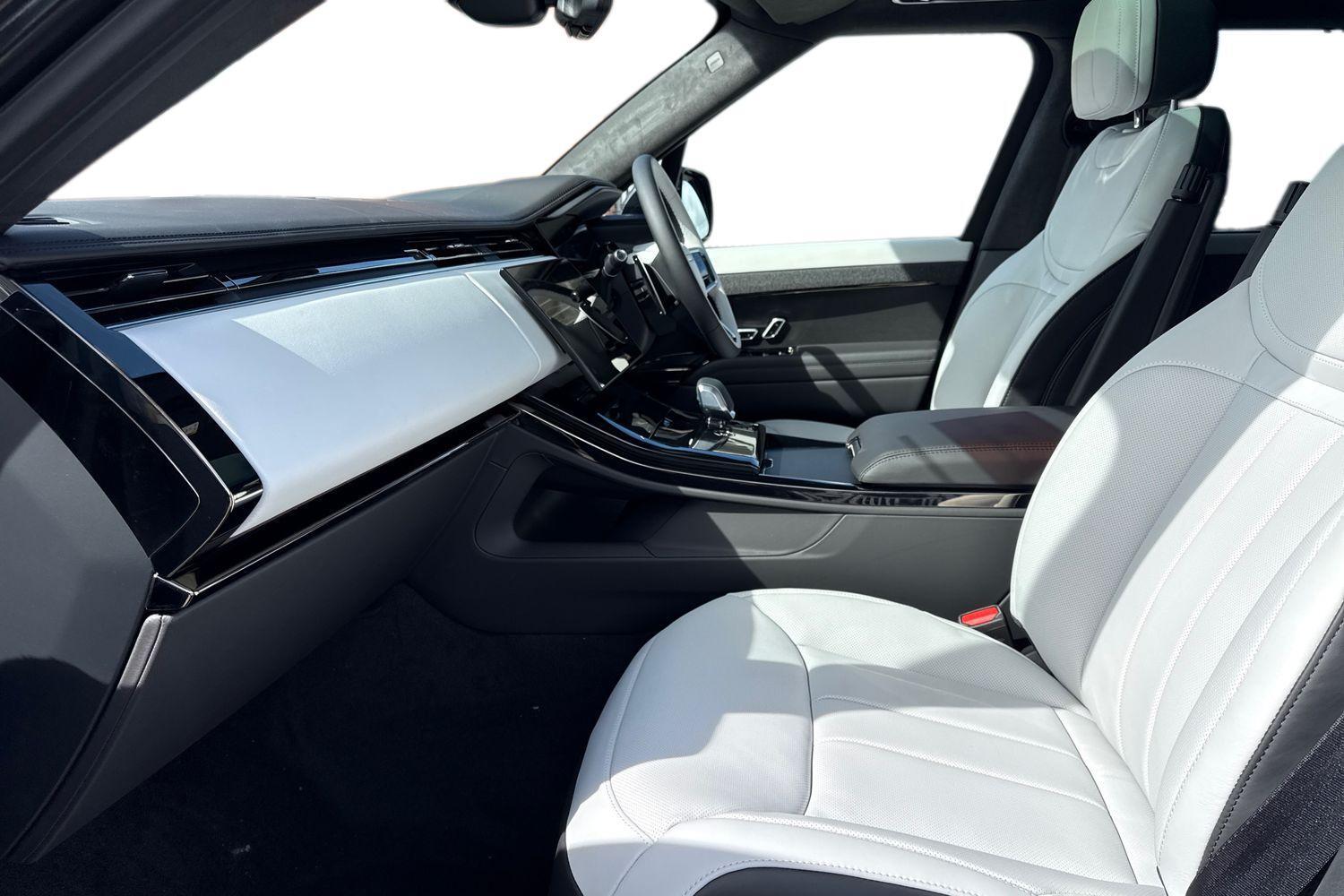 Land Rover Range Rover Sport view 3