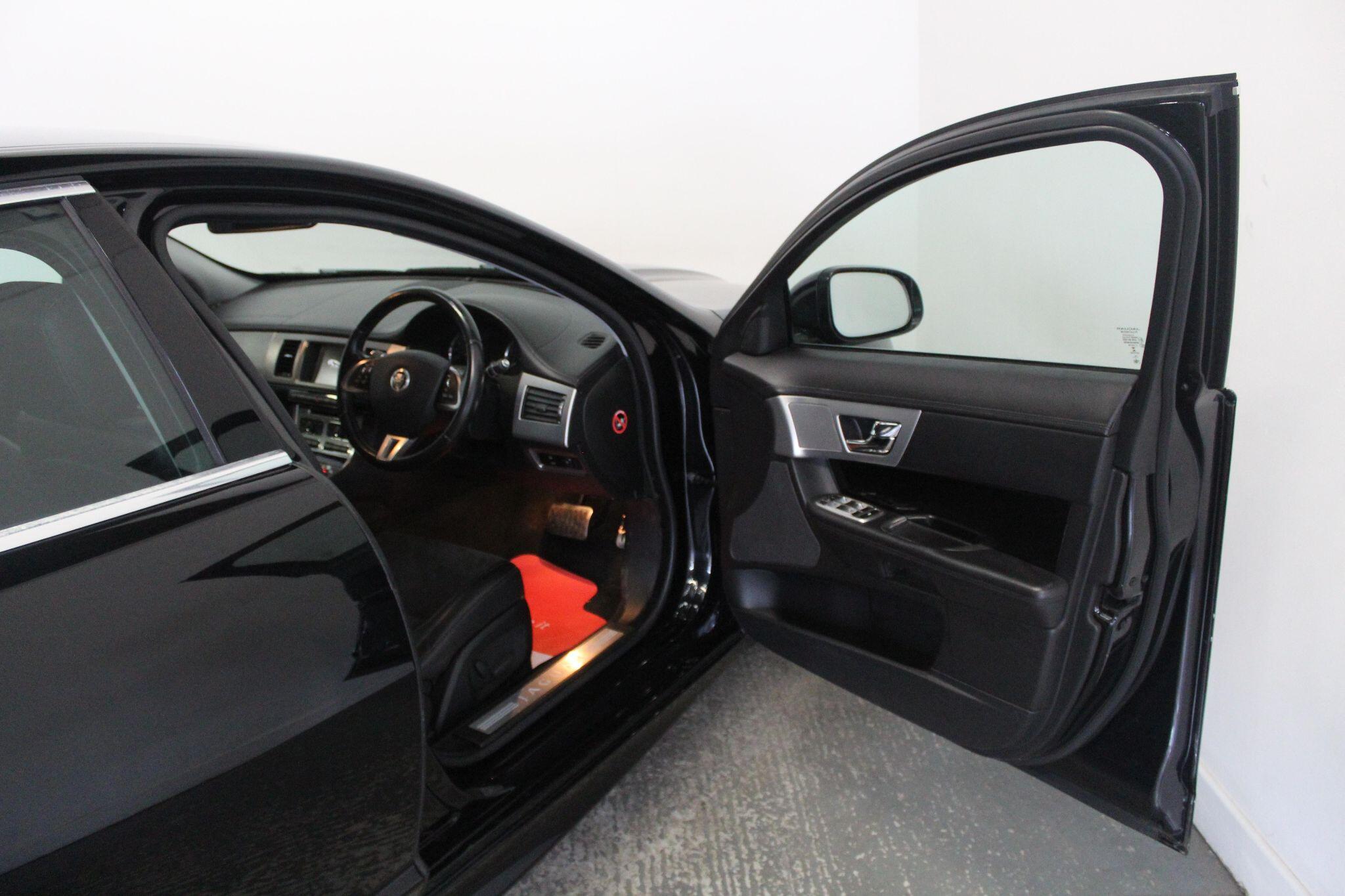 Jaguar XF view 25