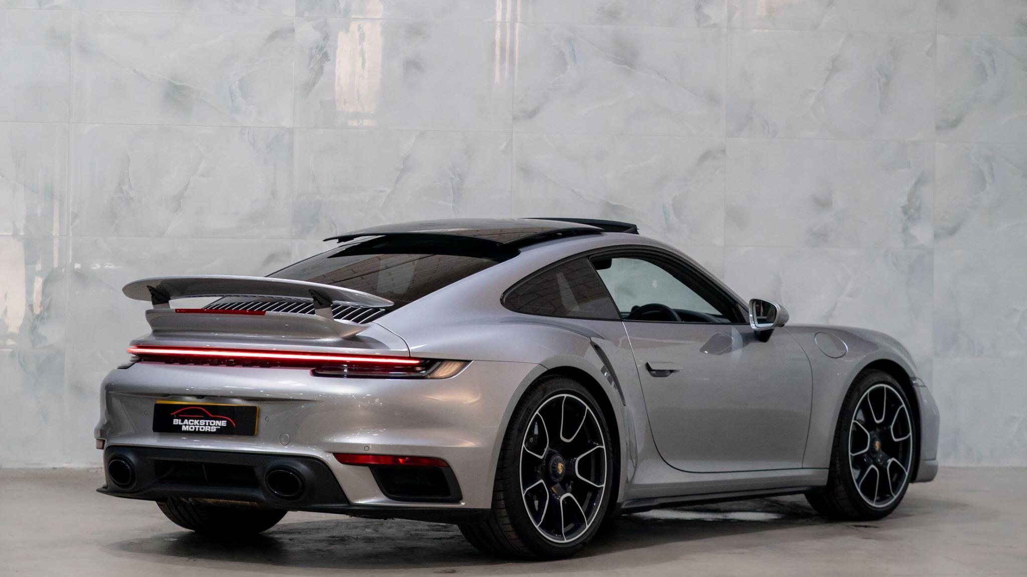 Porsche 911 view 6