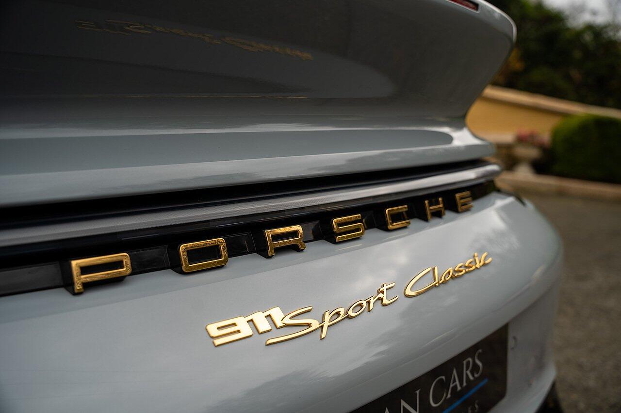 Porsche 911 view 11
