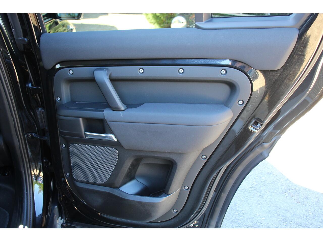 Land Rover Defender view 32