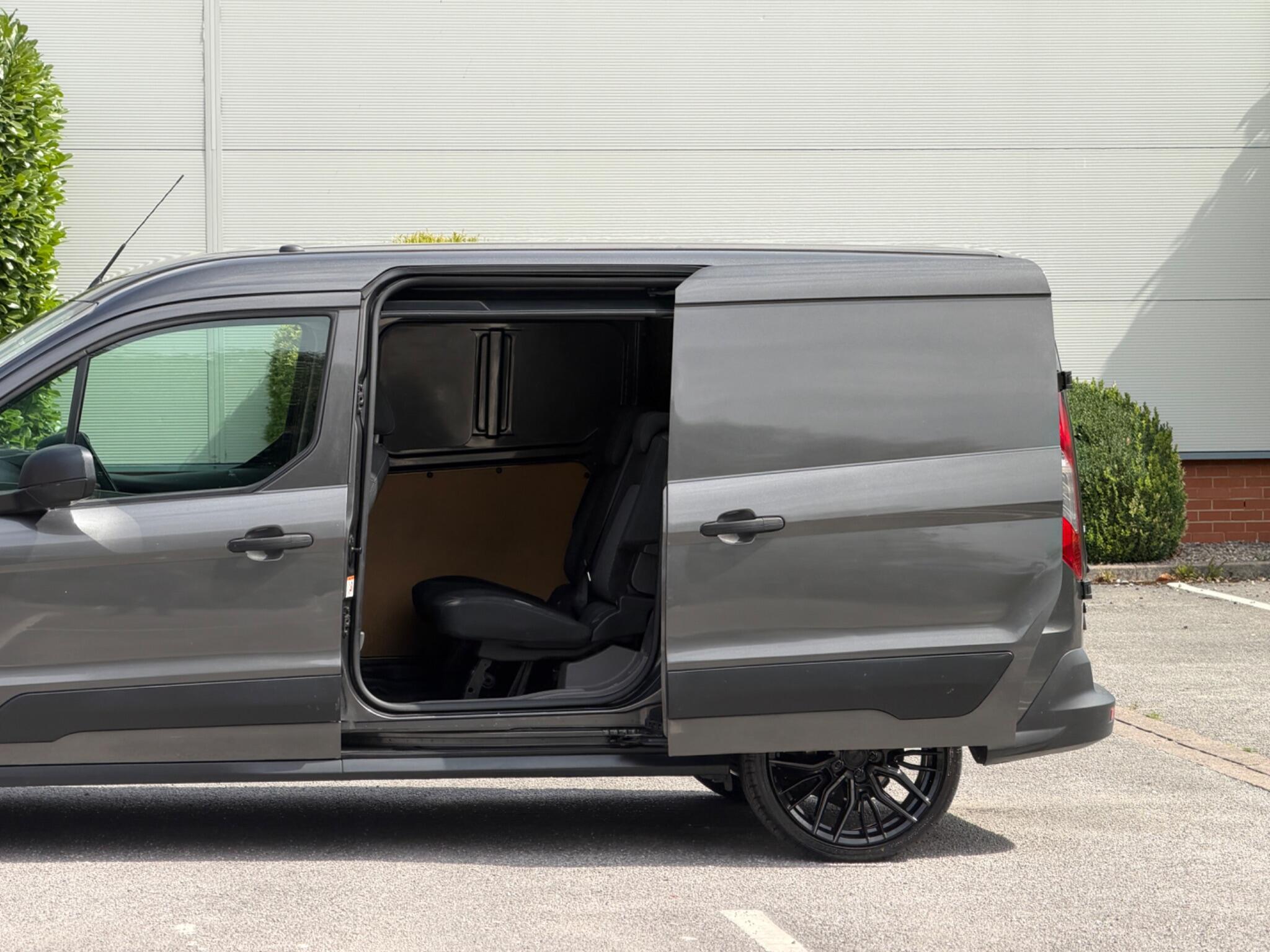 Ford Transit Connect view 27