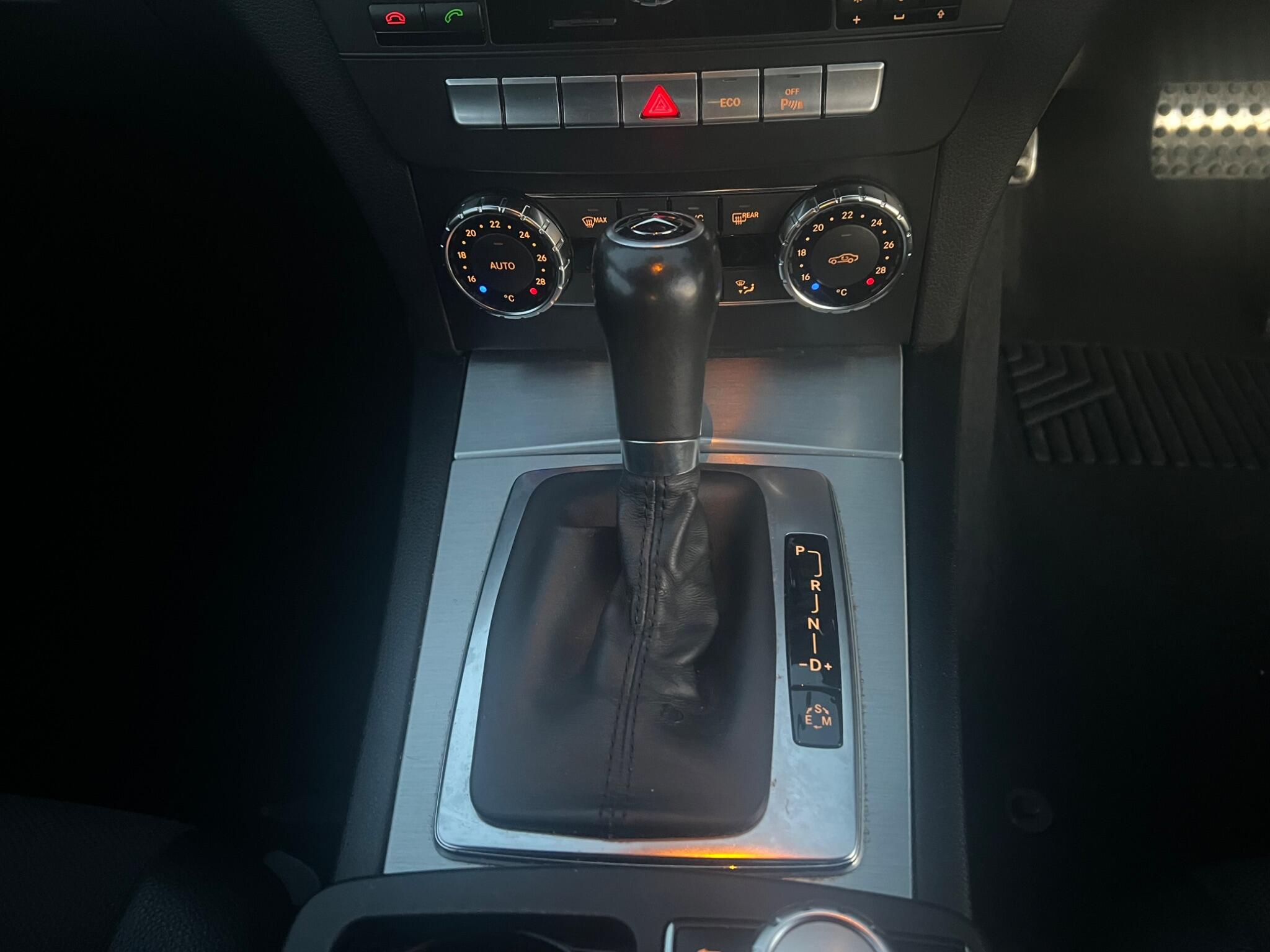 Mercedes-Benz C-Class view 32