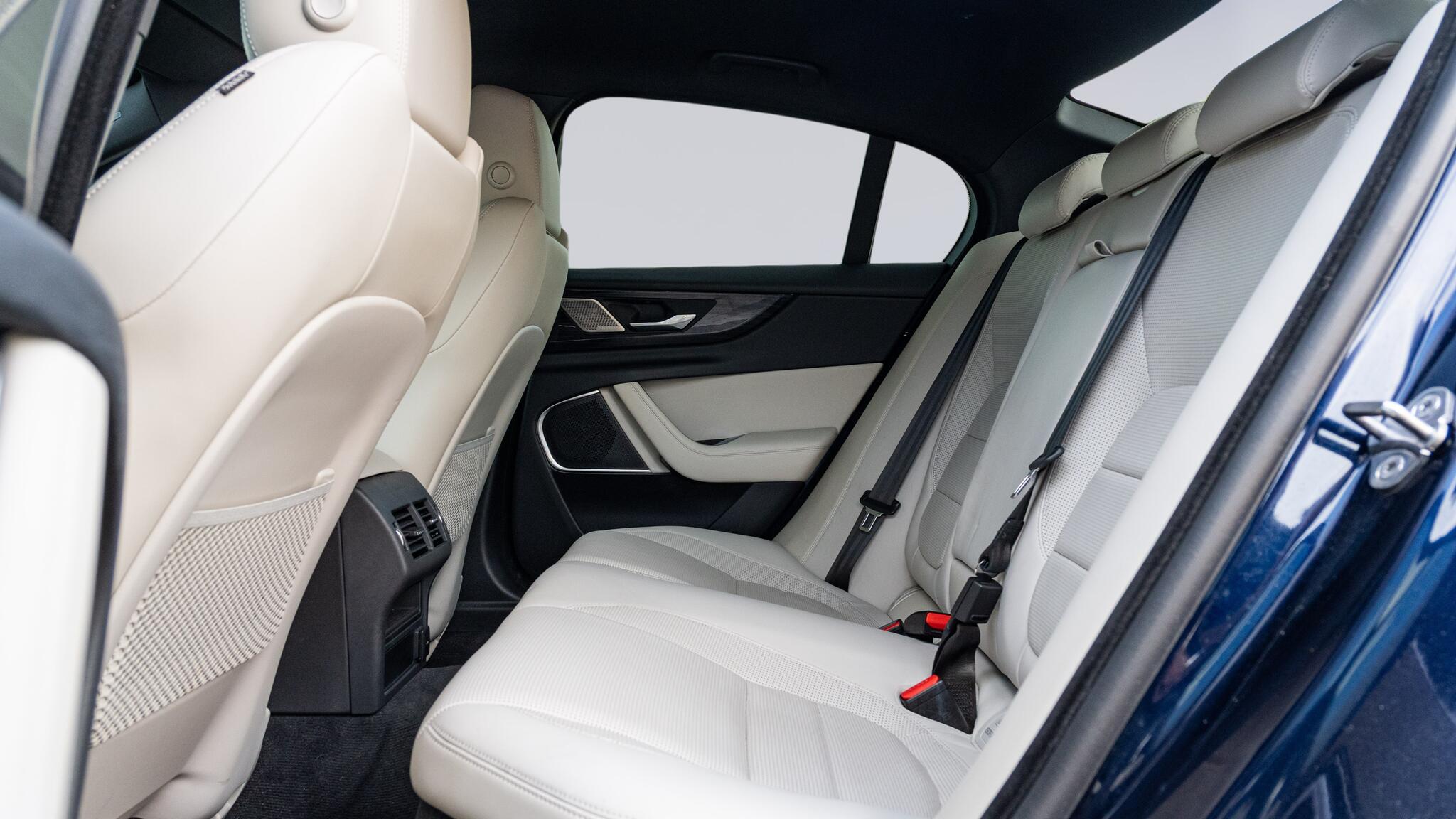 Jaguar Xe view 4