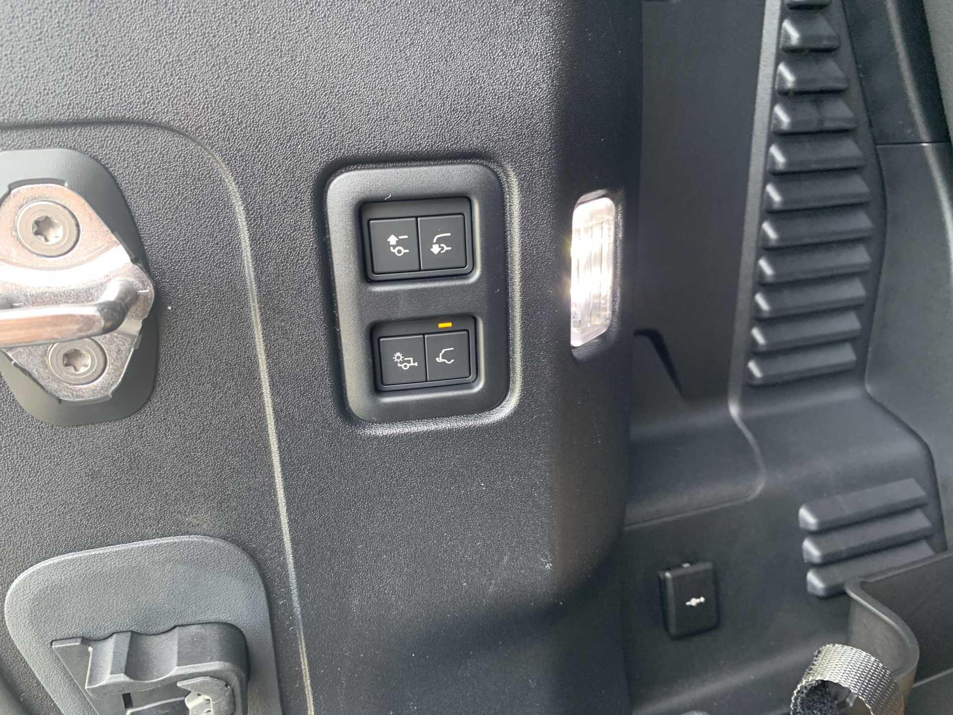 Land Rover Defender view 32