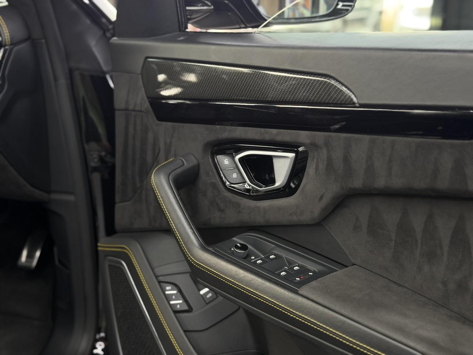 Lamborghini Urus view 38