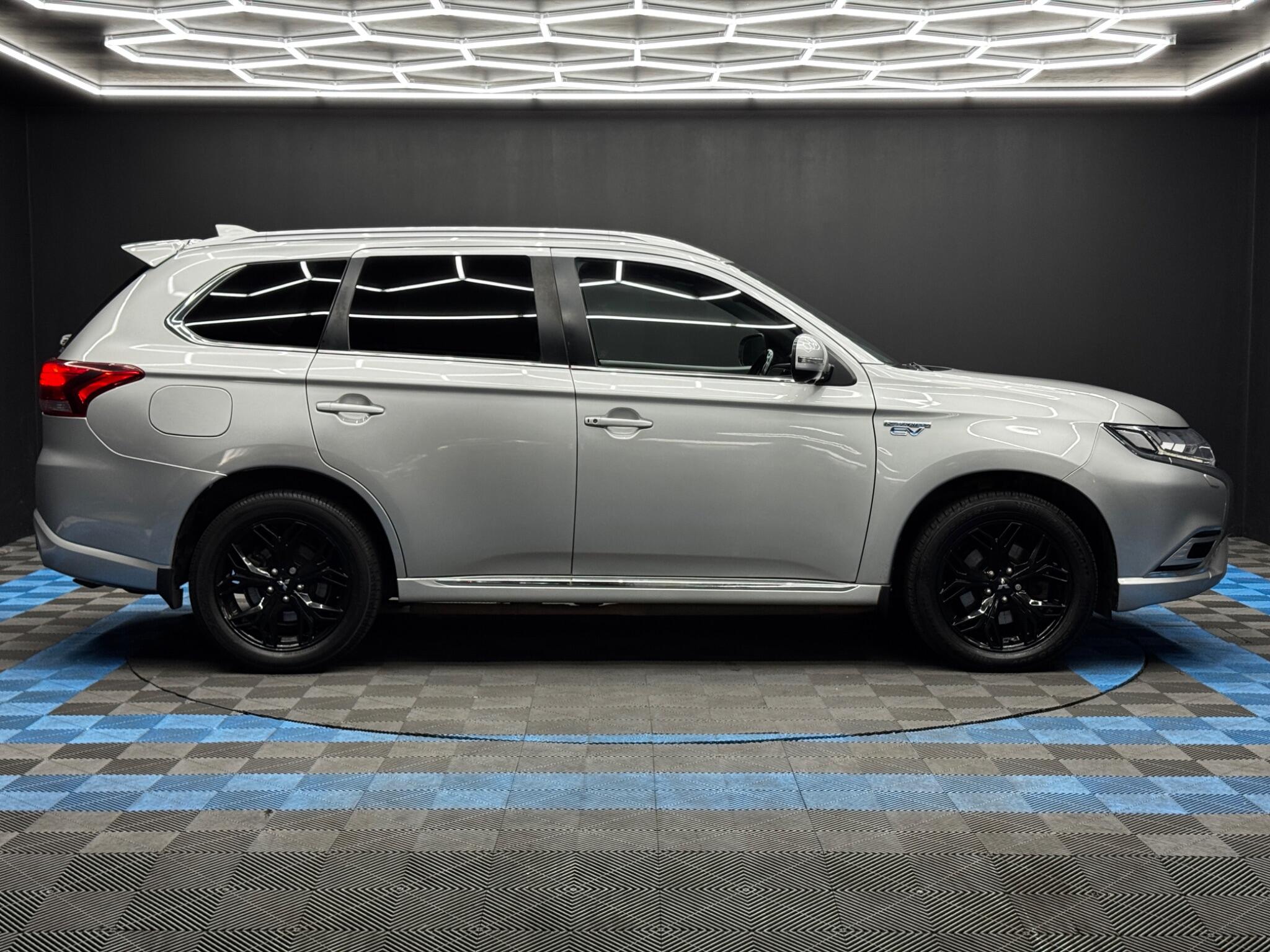 Mitsubishi Outlander view 4