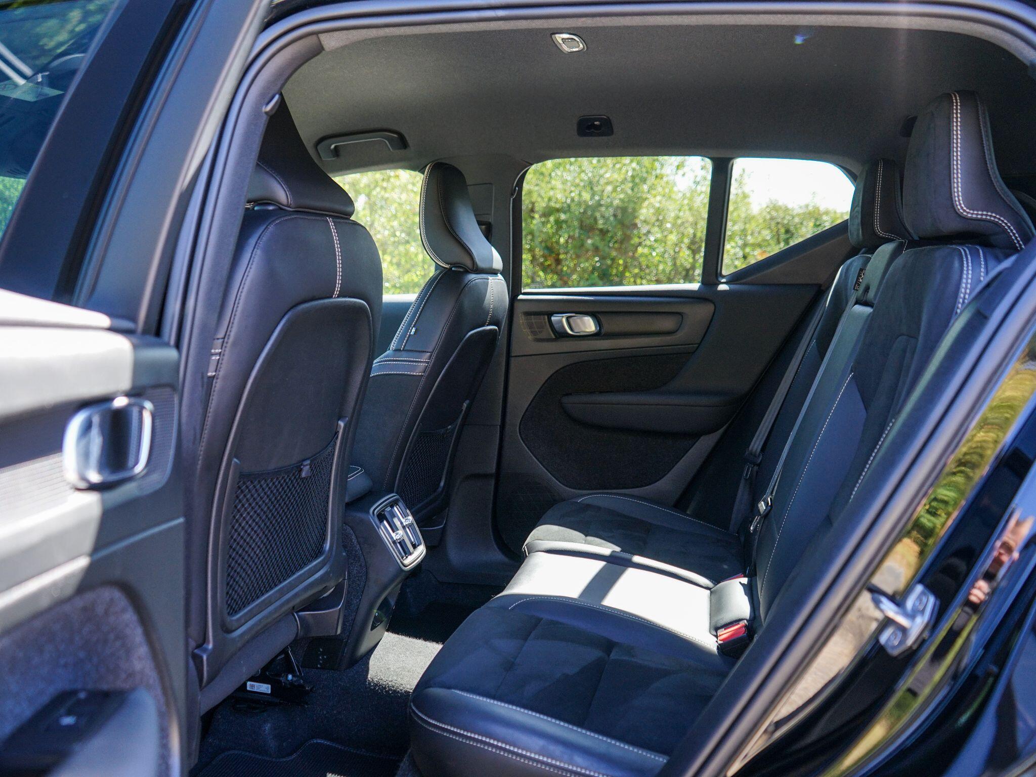 Volvo XC40 view 11