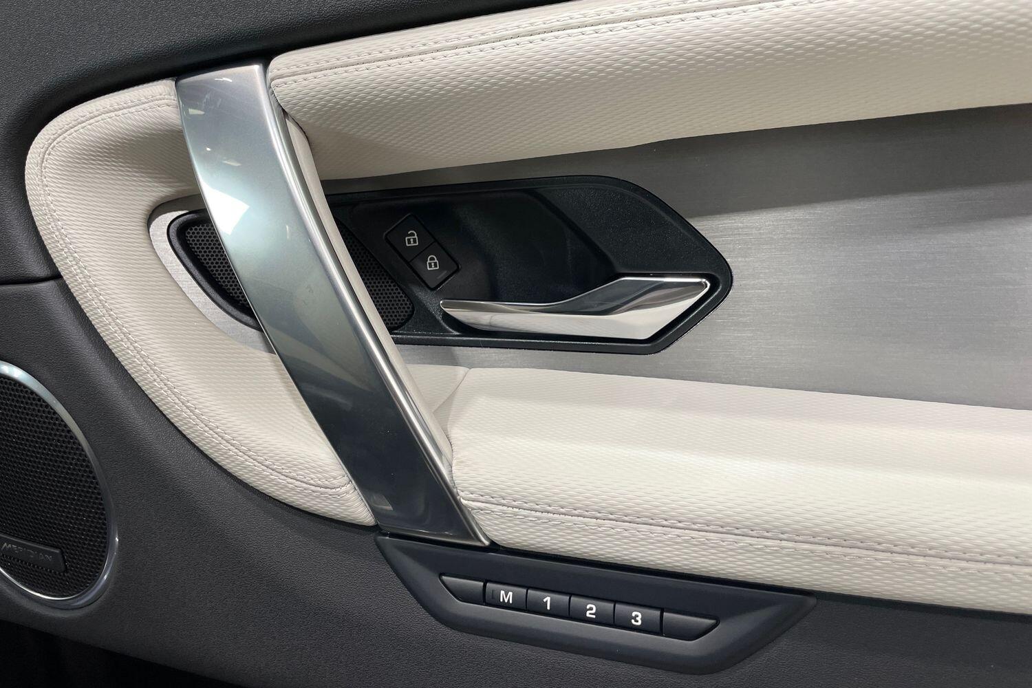 Land Rover Discovery Sport view 30