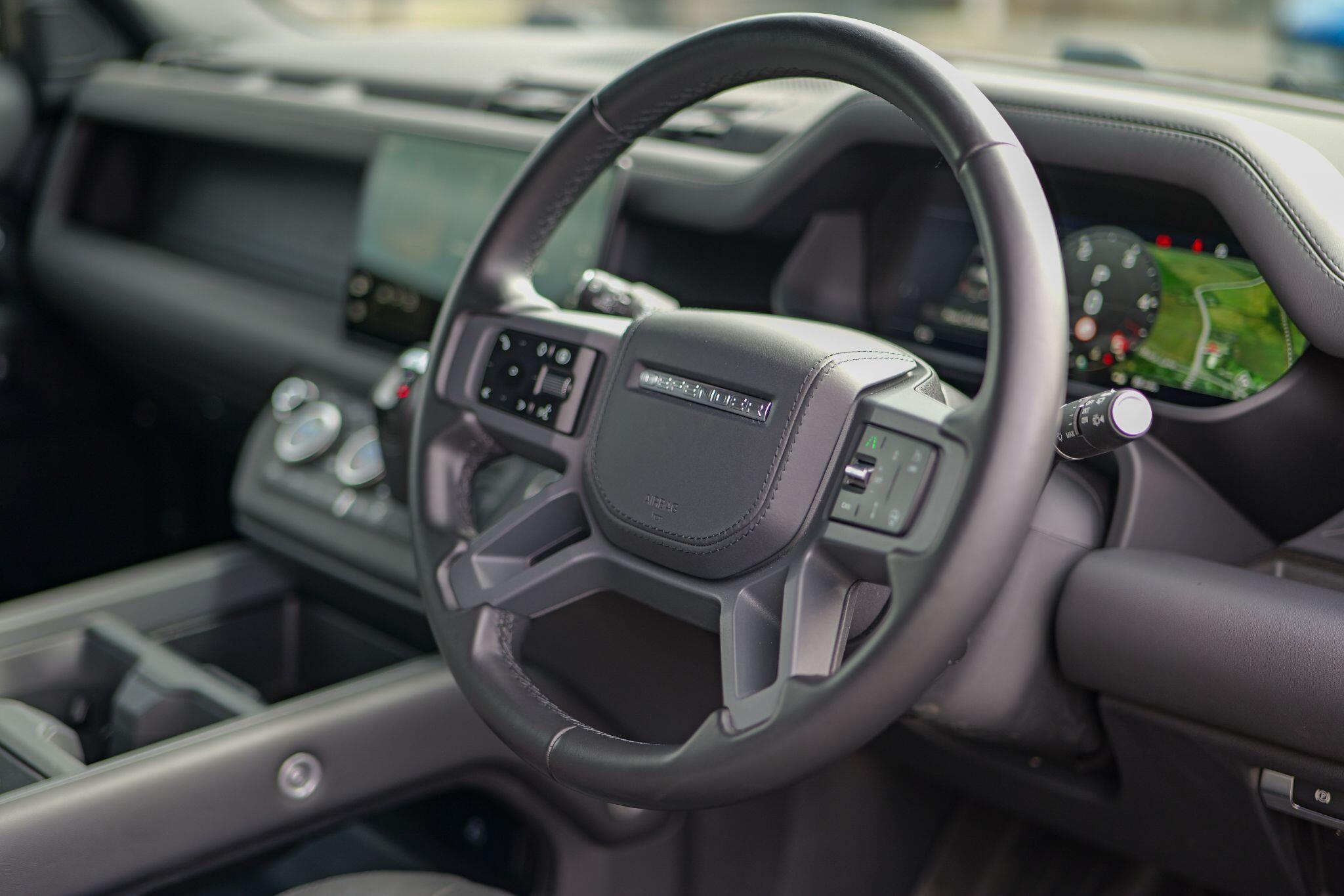 Land Rover Defender 90 view 11
