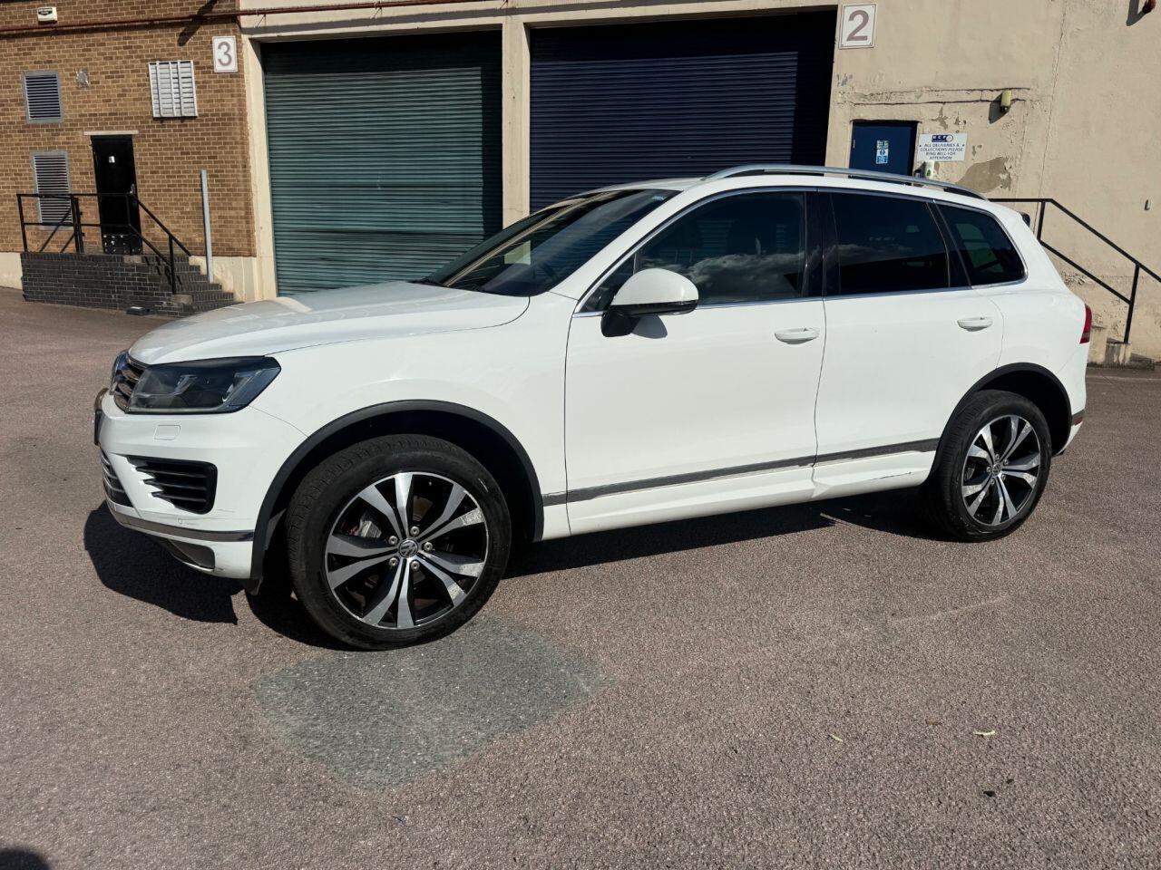 Volkswagen Touareg view 2