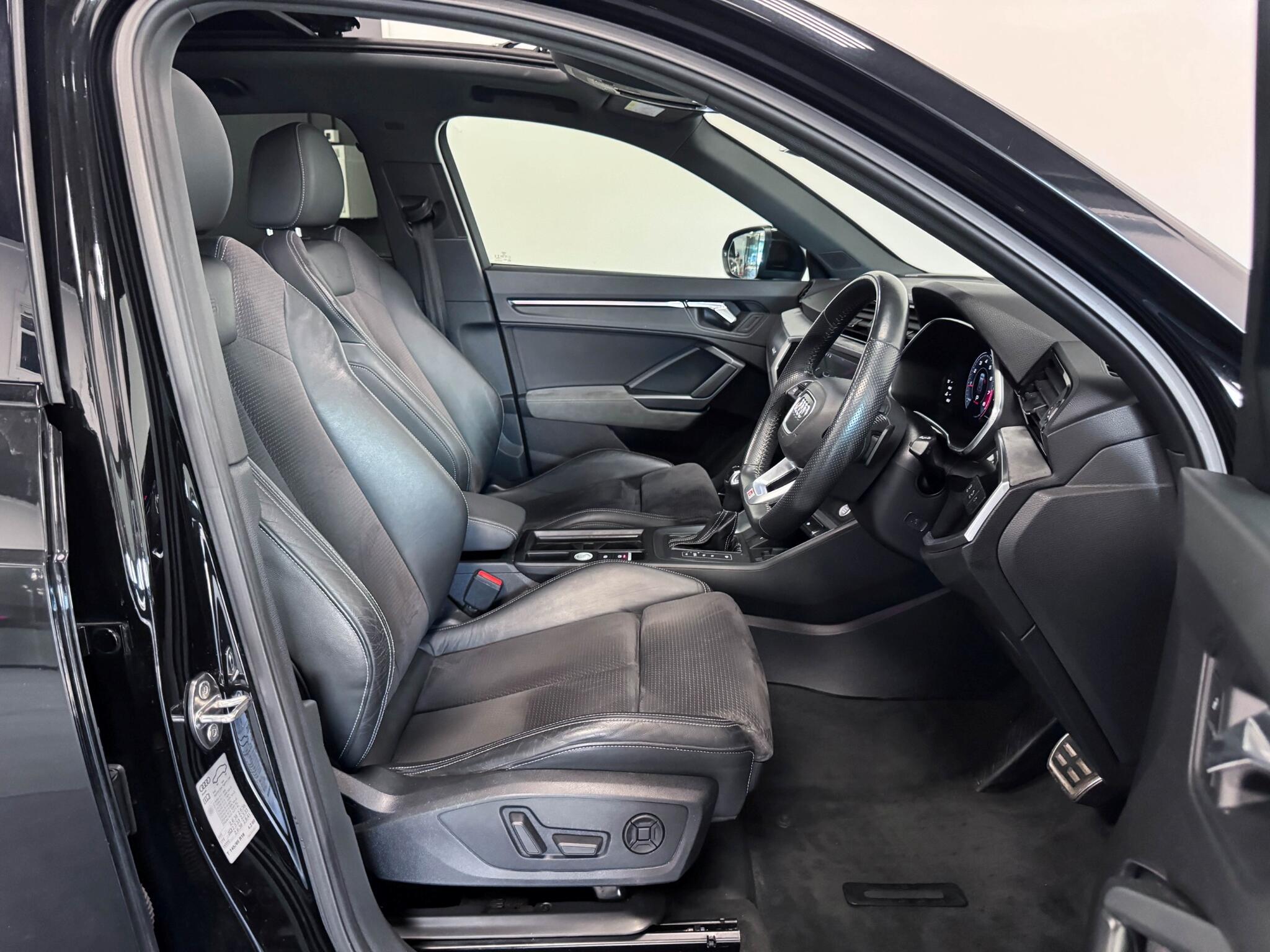 Audi Q3 view 30