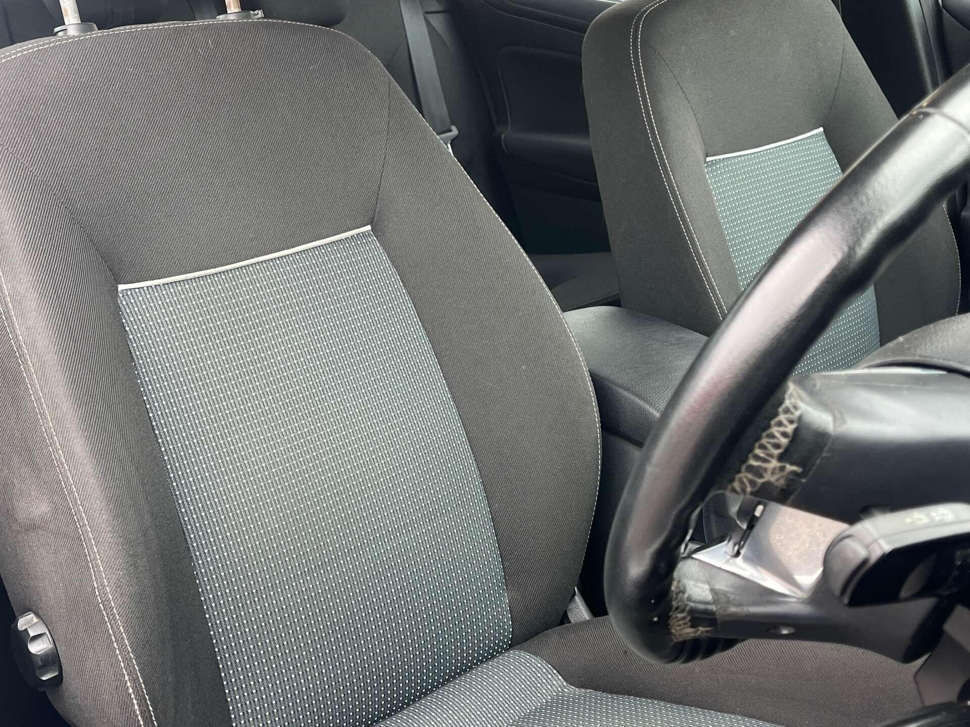 Ford Mondeo view 38