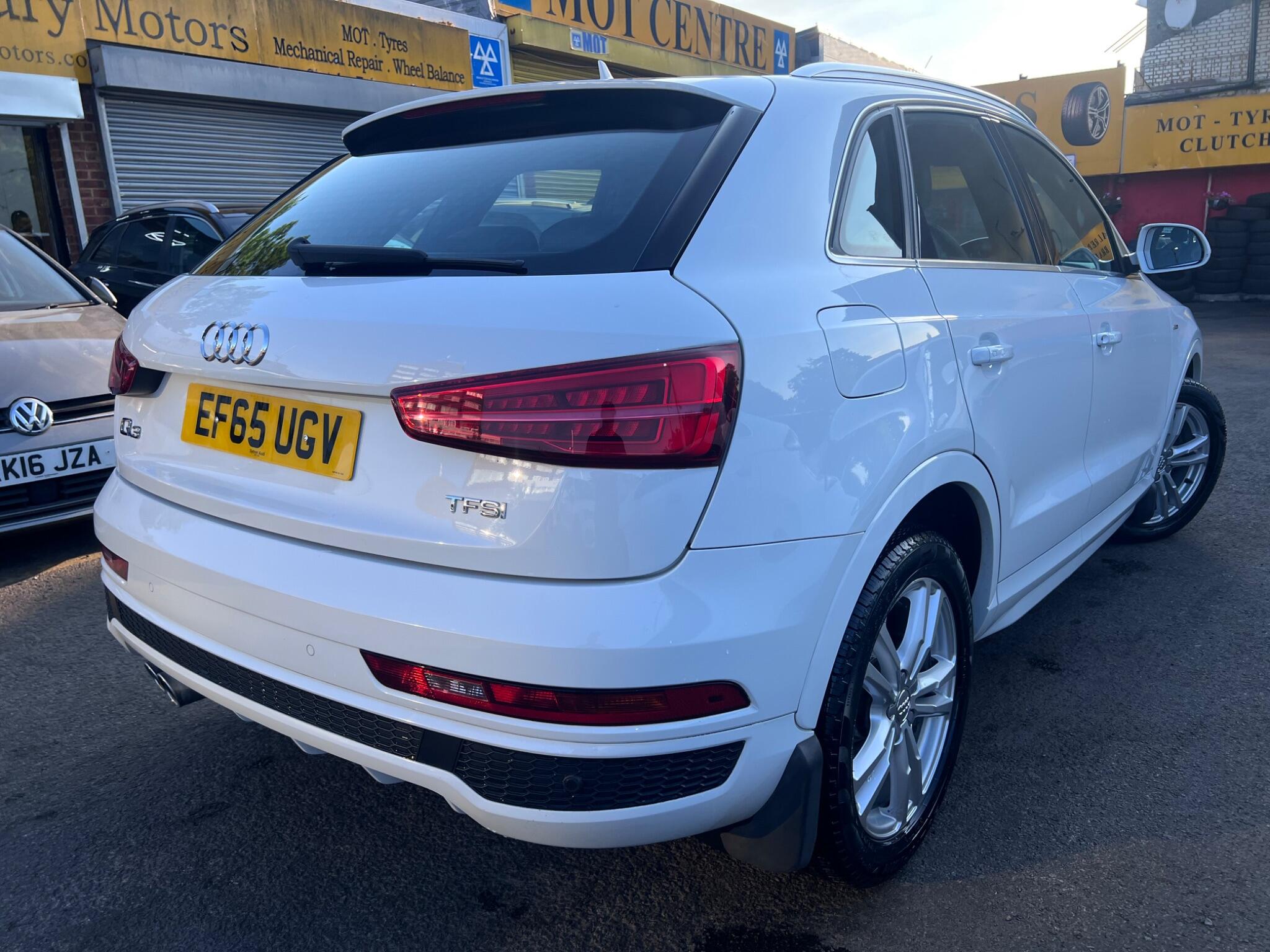 Audi Q3 view 10