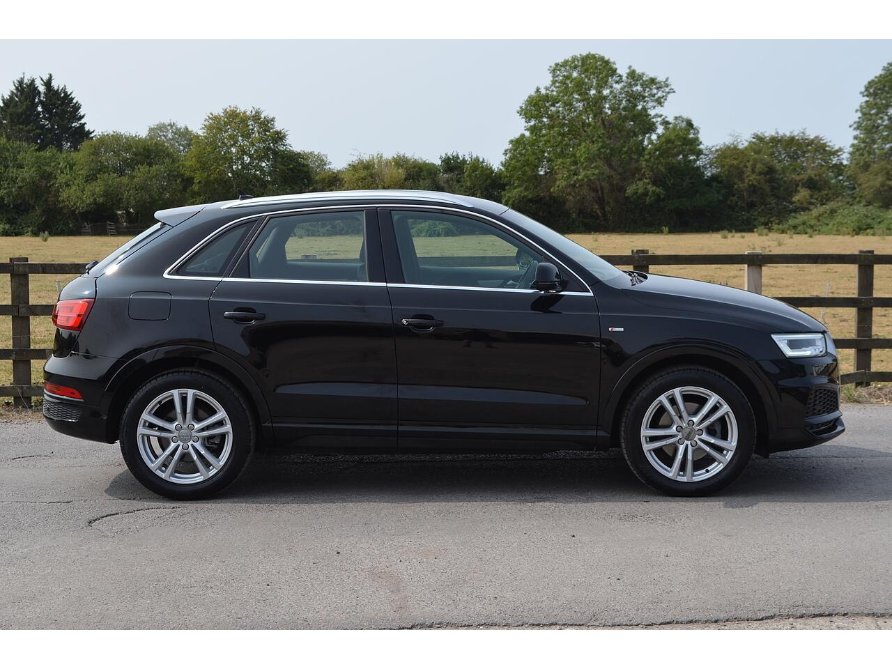 Audi Q3 view 10
