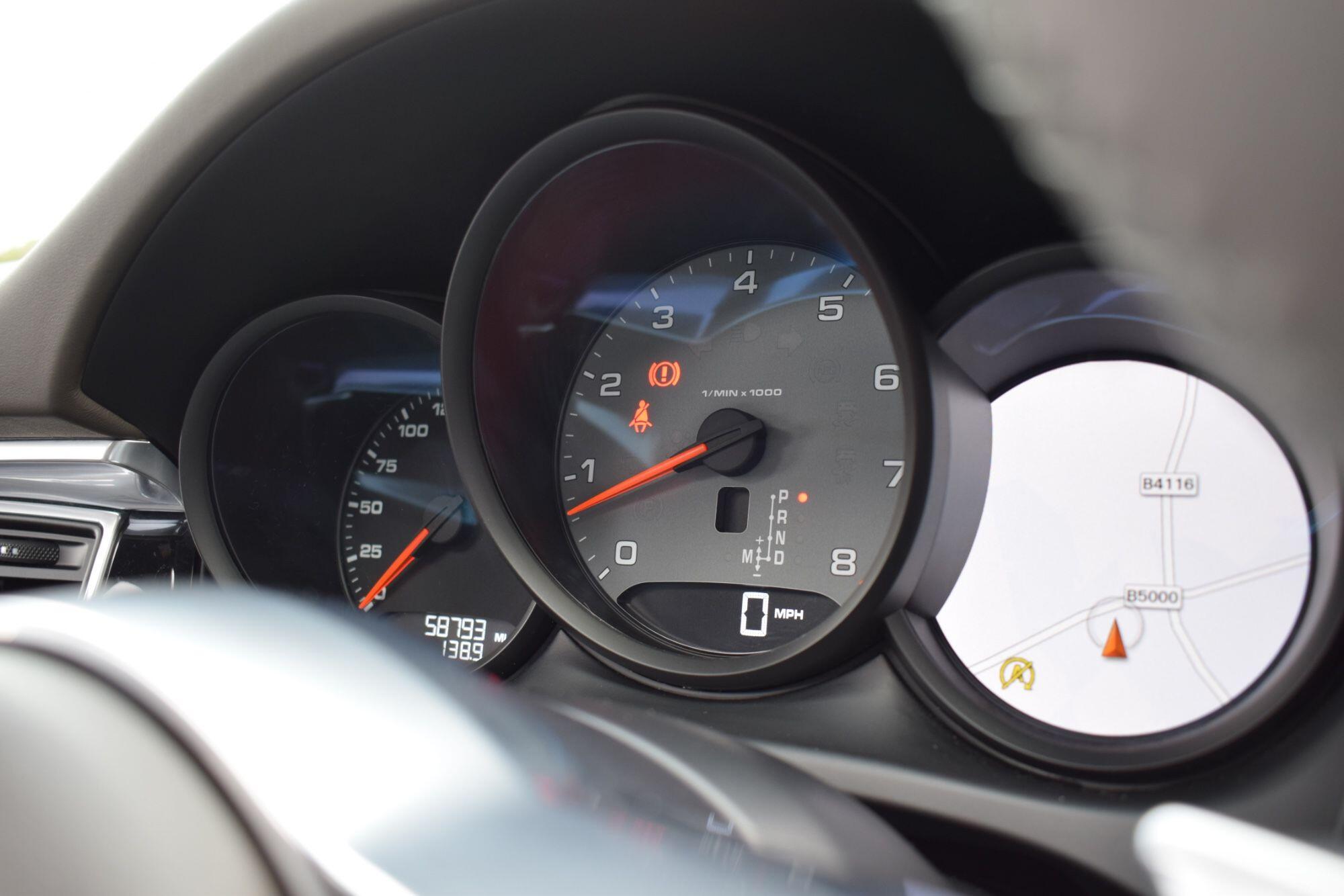 Porsche Macan view 11