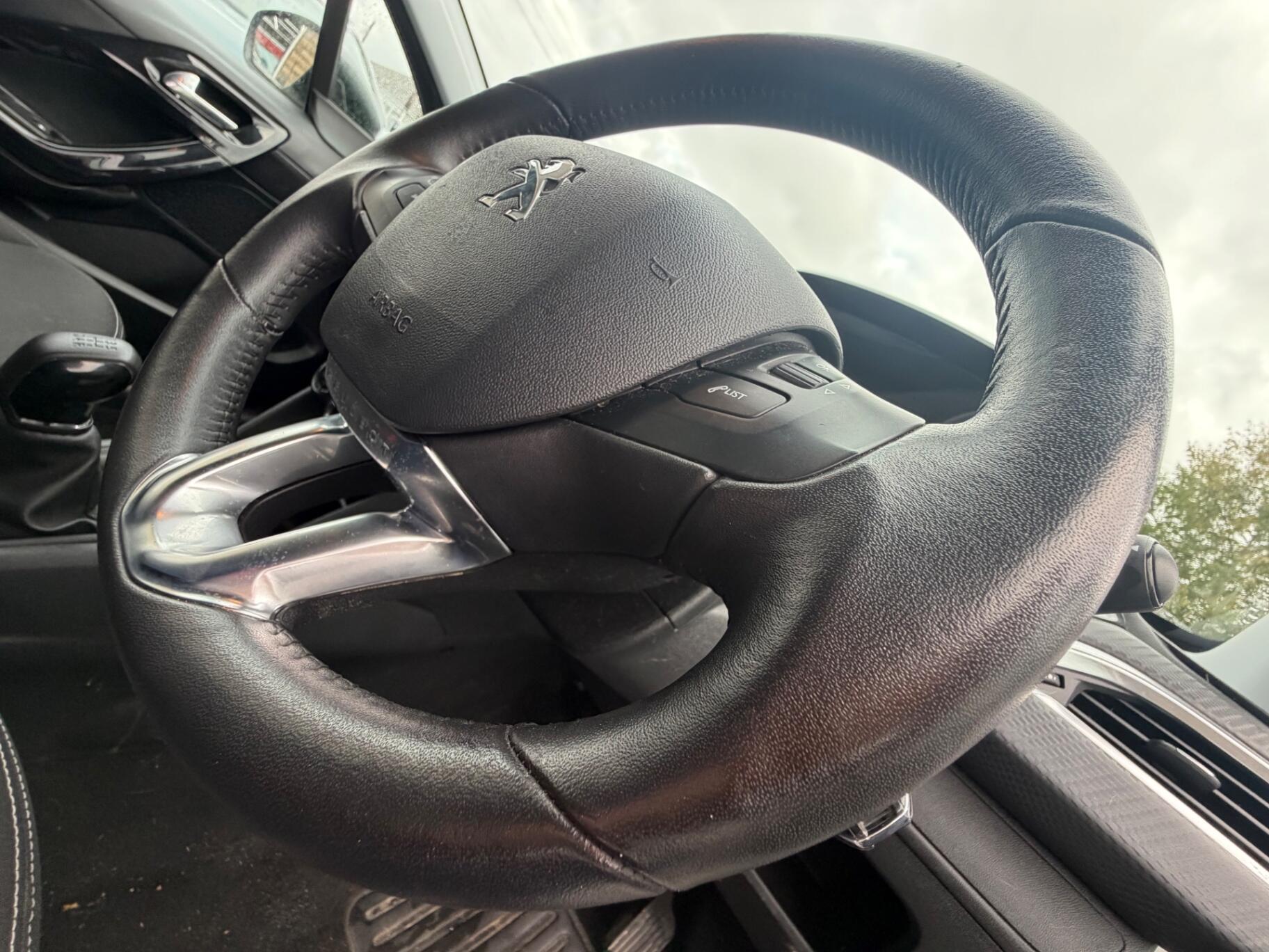 Peugeot 208 view 16