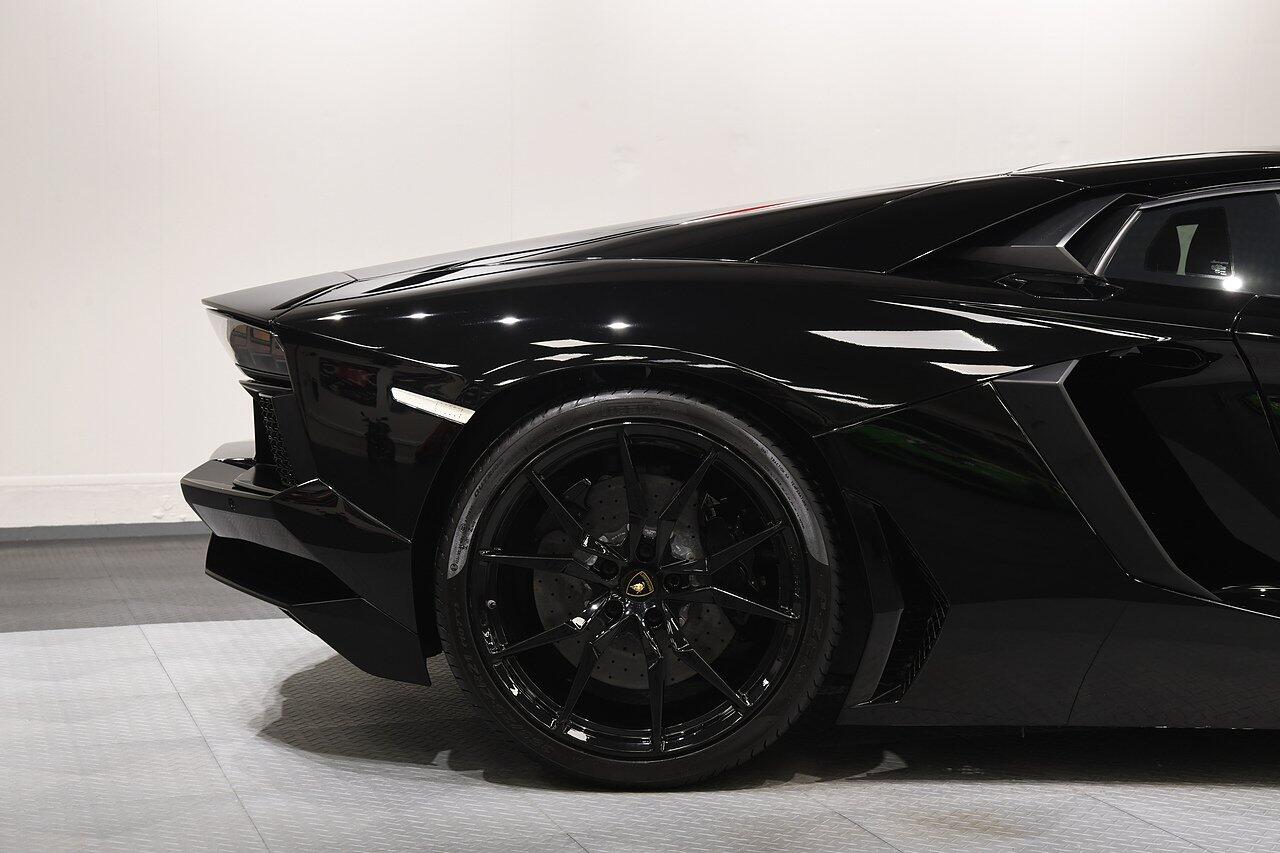 Lamborghini Aventador view 39