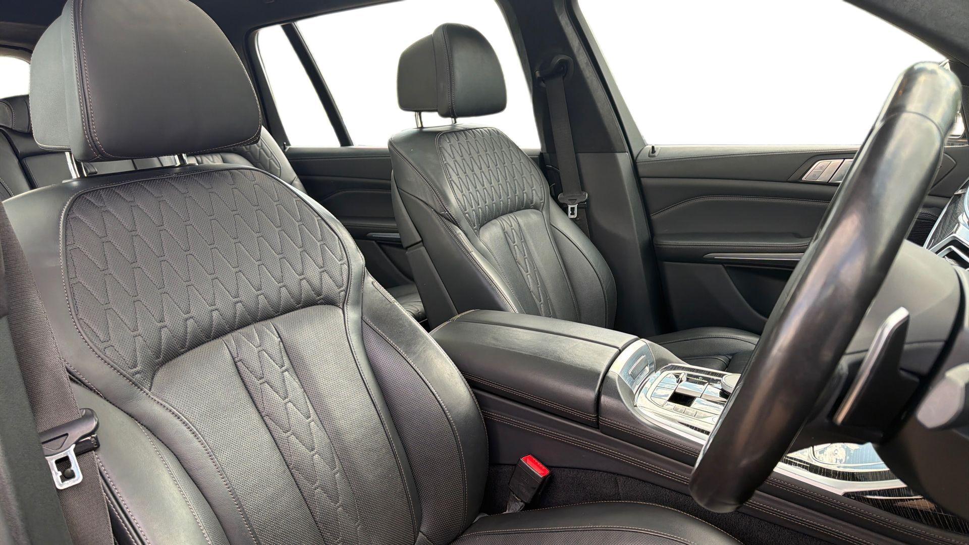 BMW X7 view 11