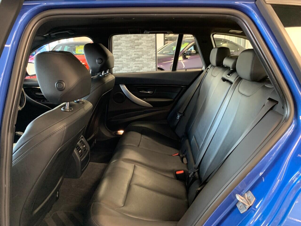 BMW 3 Series view 26