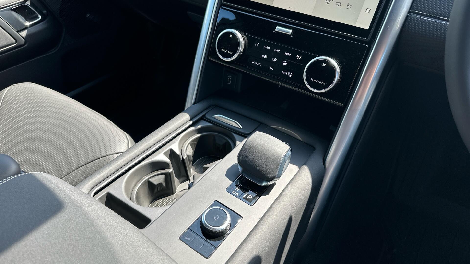 Land Rover Discovery view 12