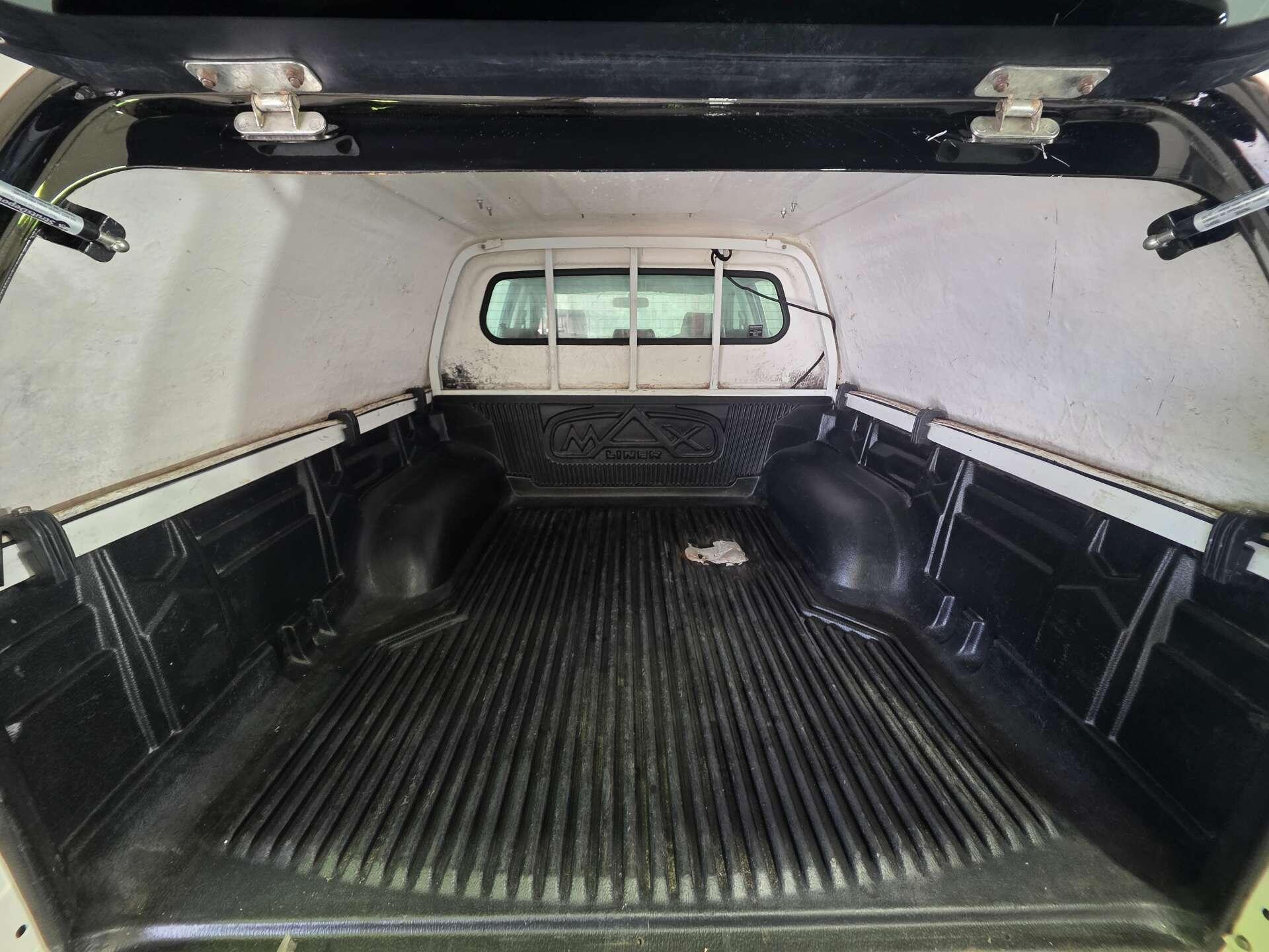 Toyota Hilux view 31