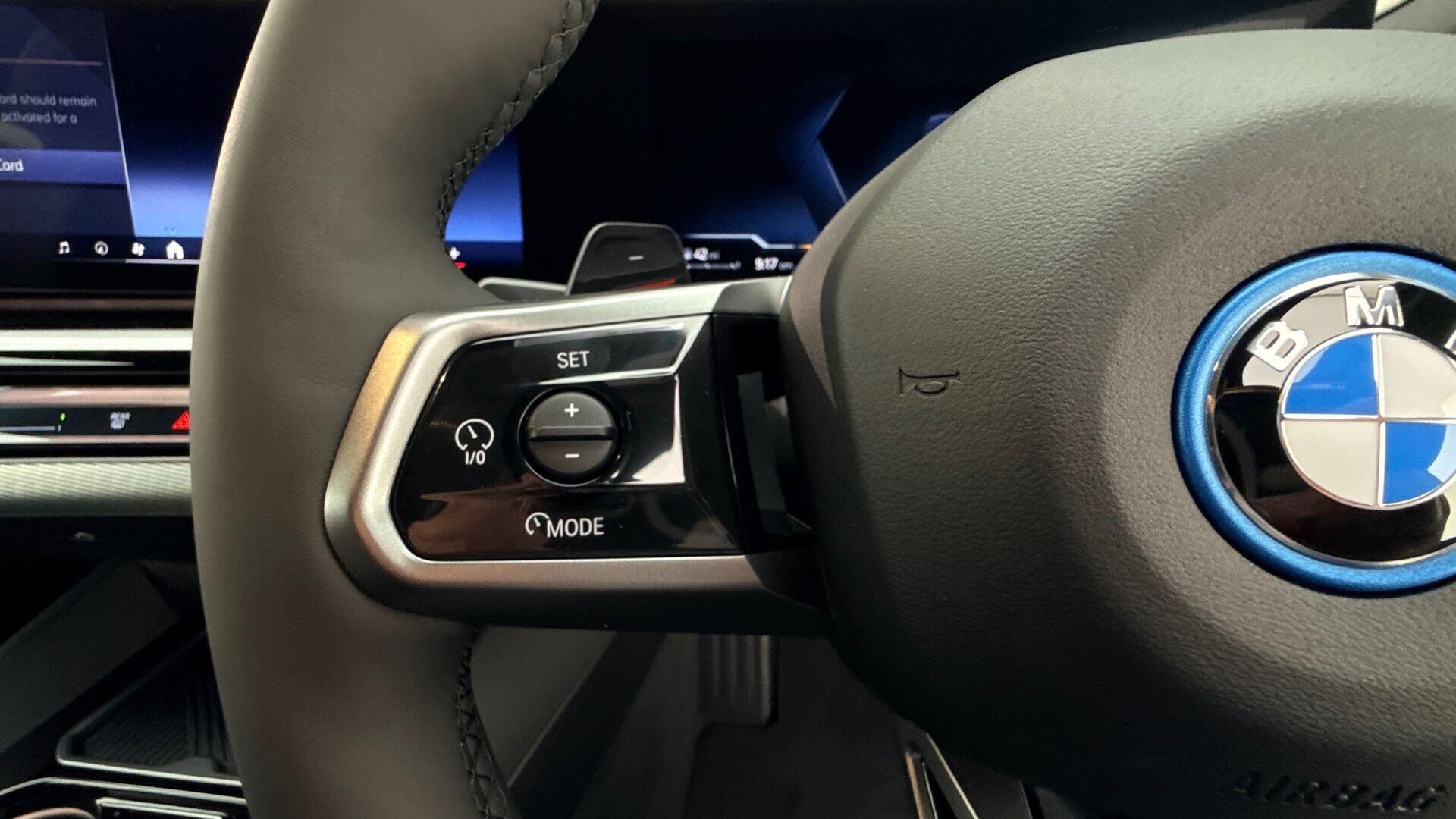 BMW 5 Series view 17