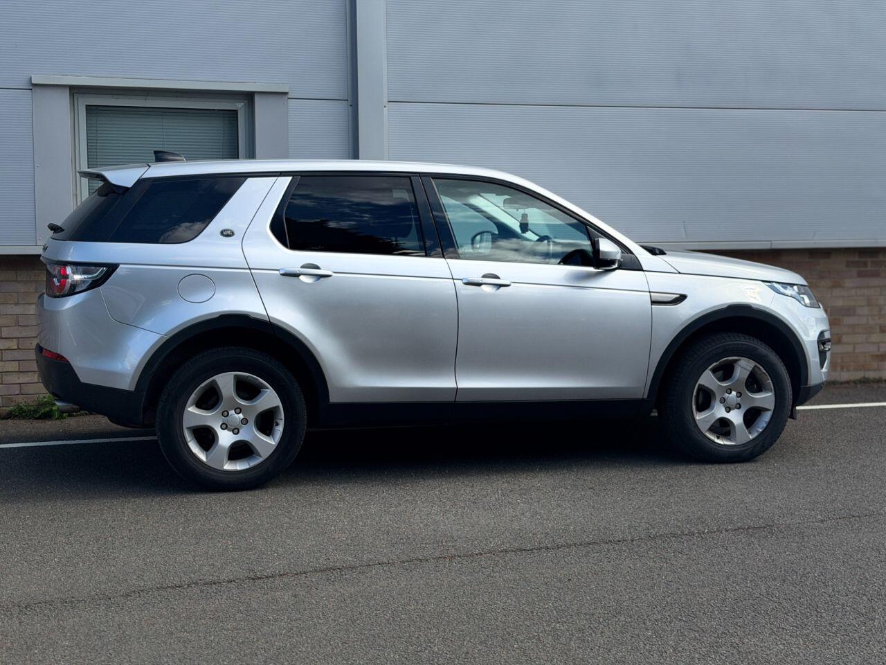 Land Rover Discovery Sport view 40