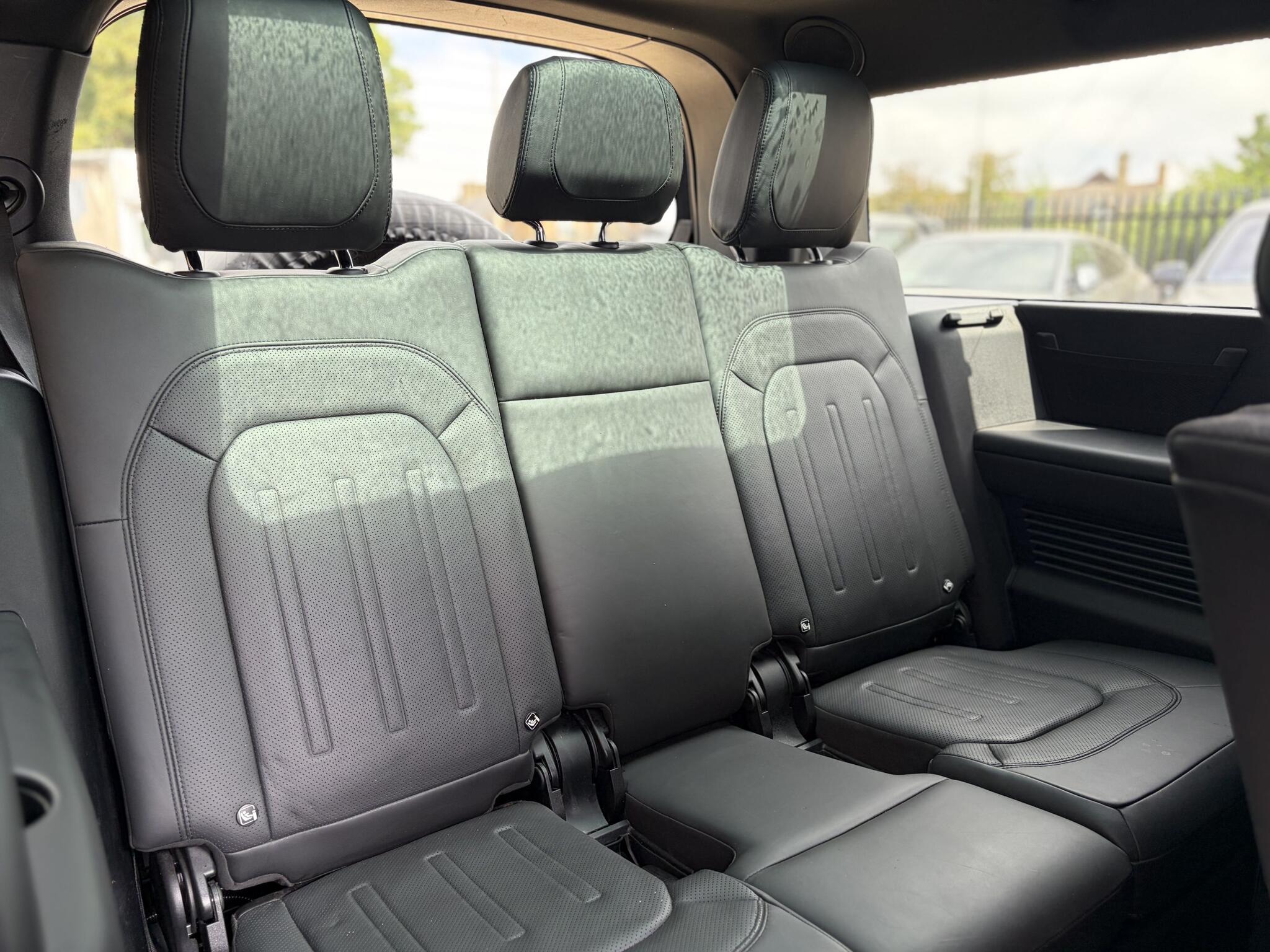 Land Rover Defender 130 view 31