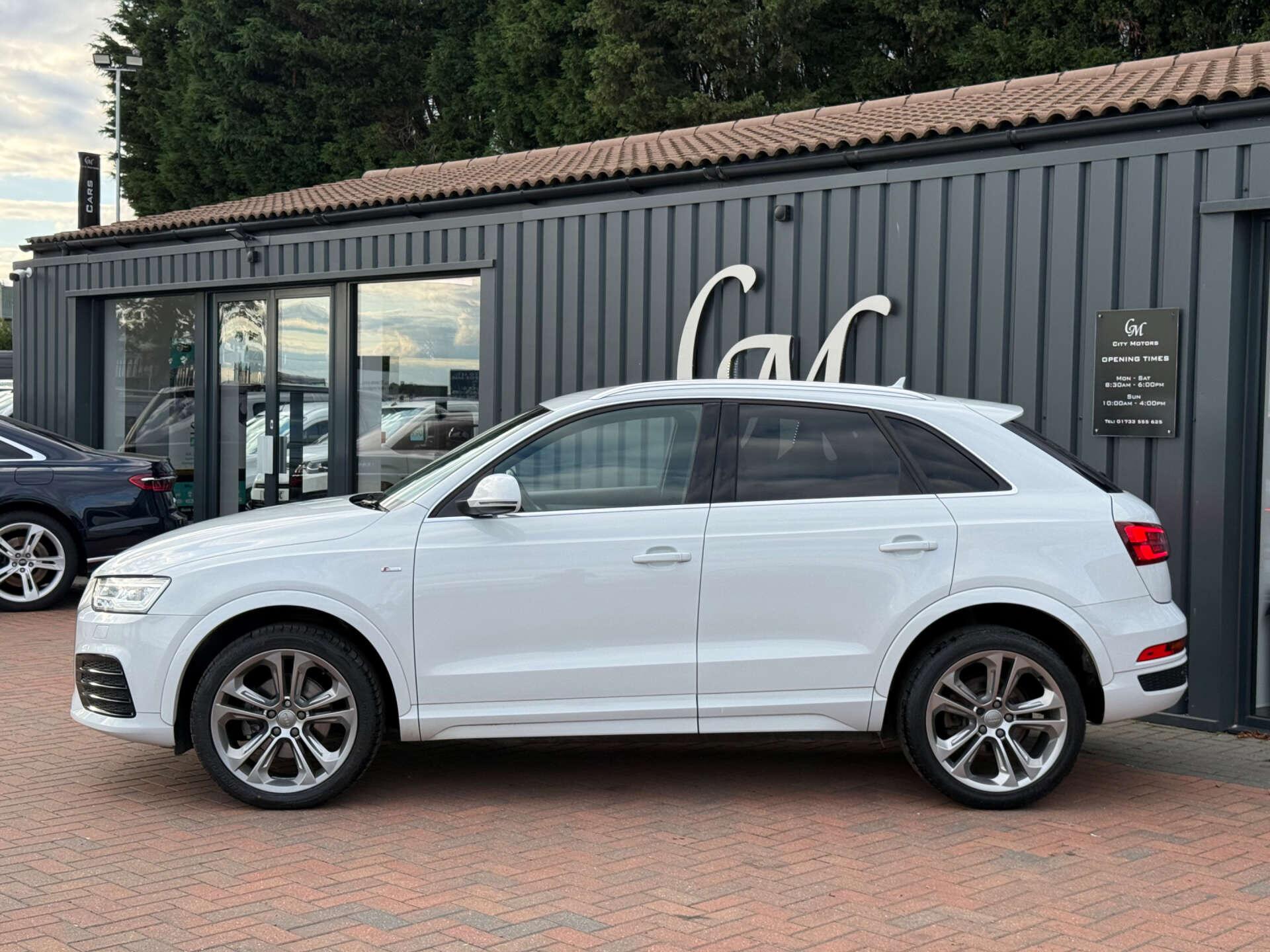 Audi Q3 view 10