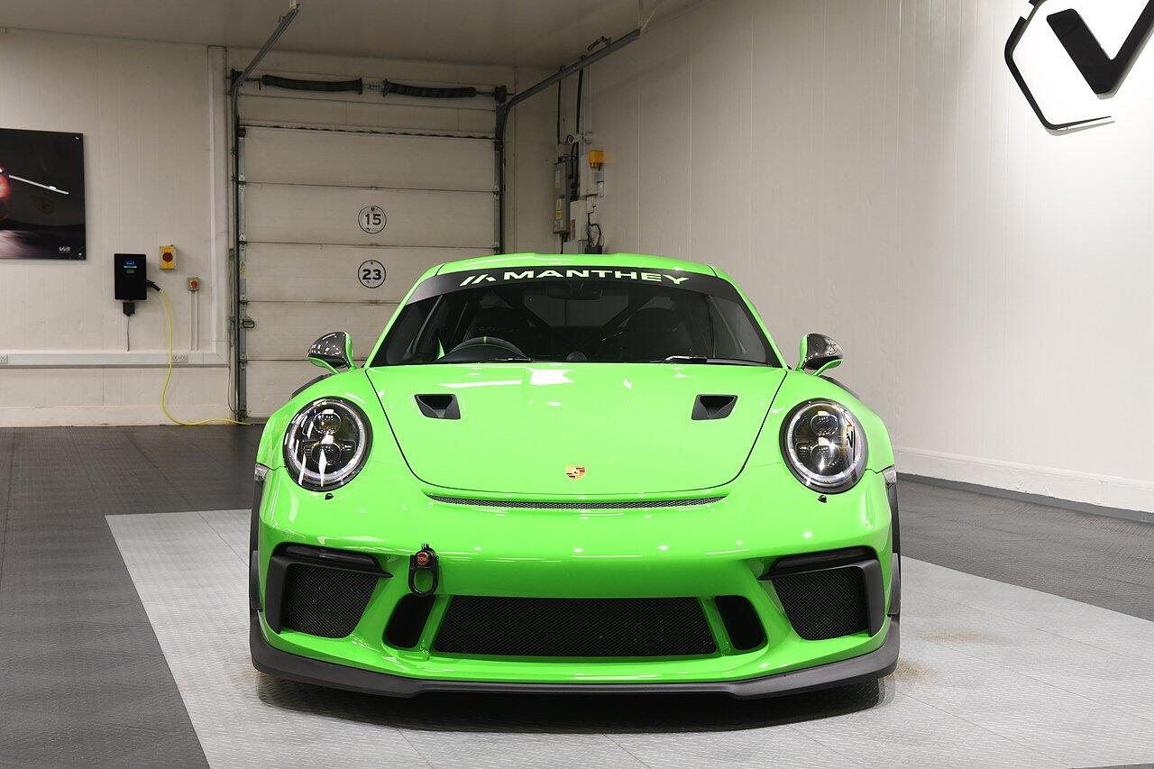 Porsche 911 view 34