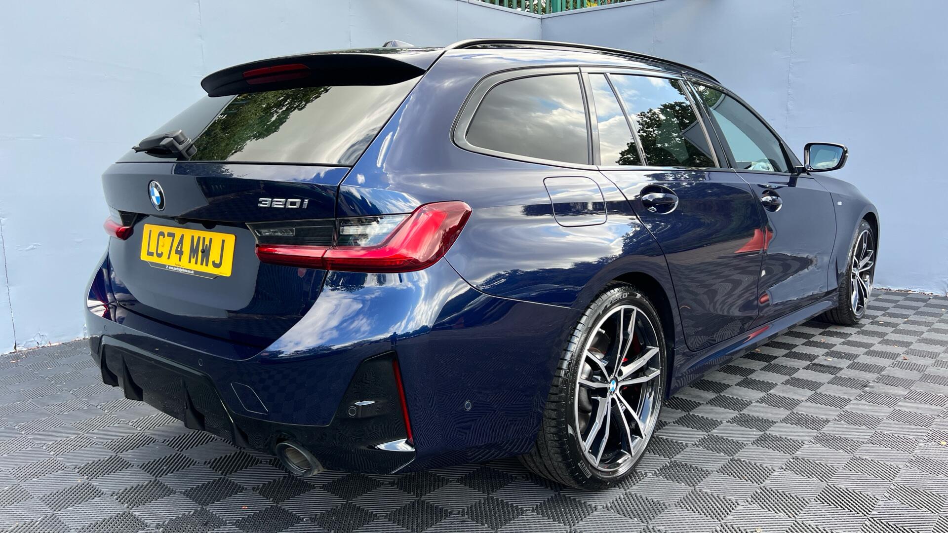 BMW 3 Series view 27