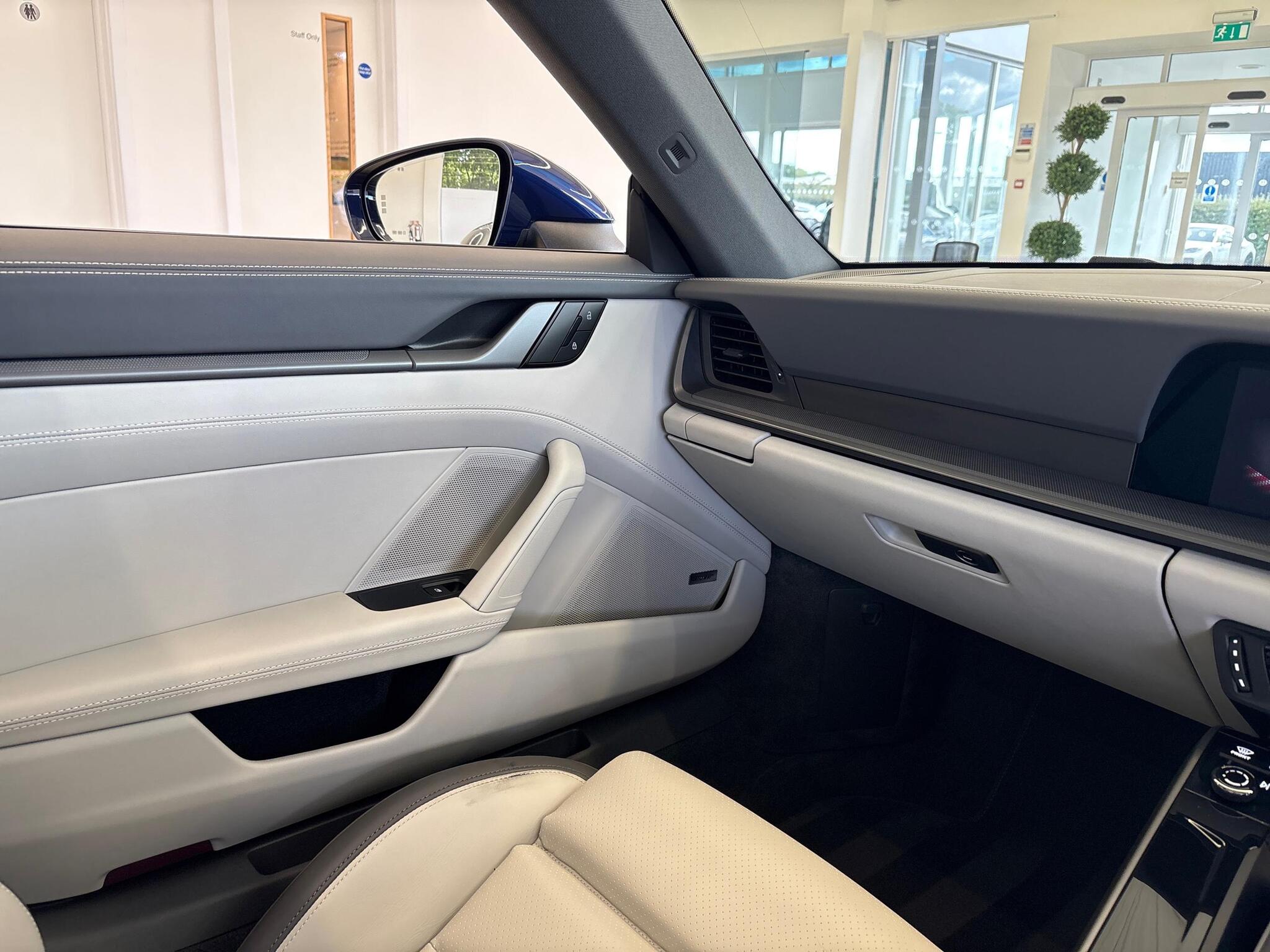 Porsche 911 view 43