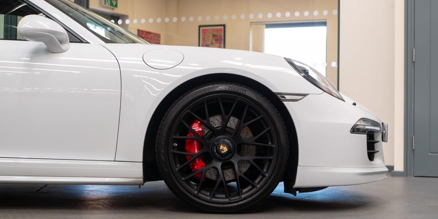 Porsche 911 view 10