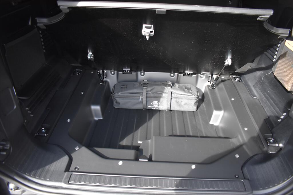 Land Rover Defender 110 view 53