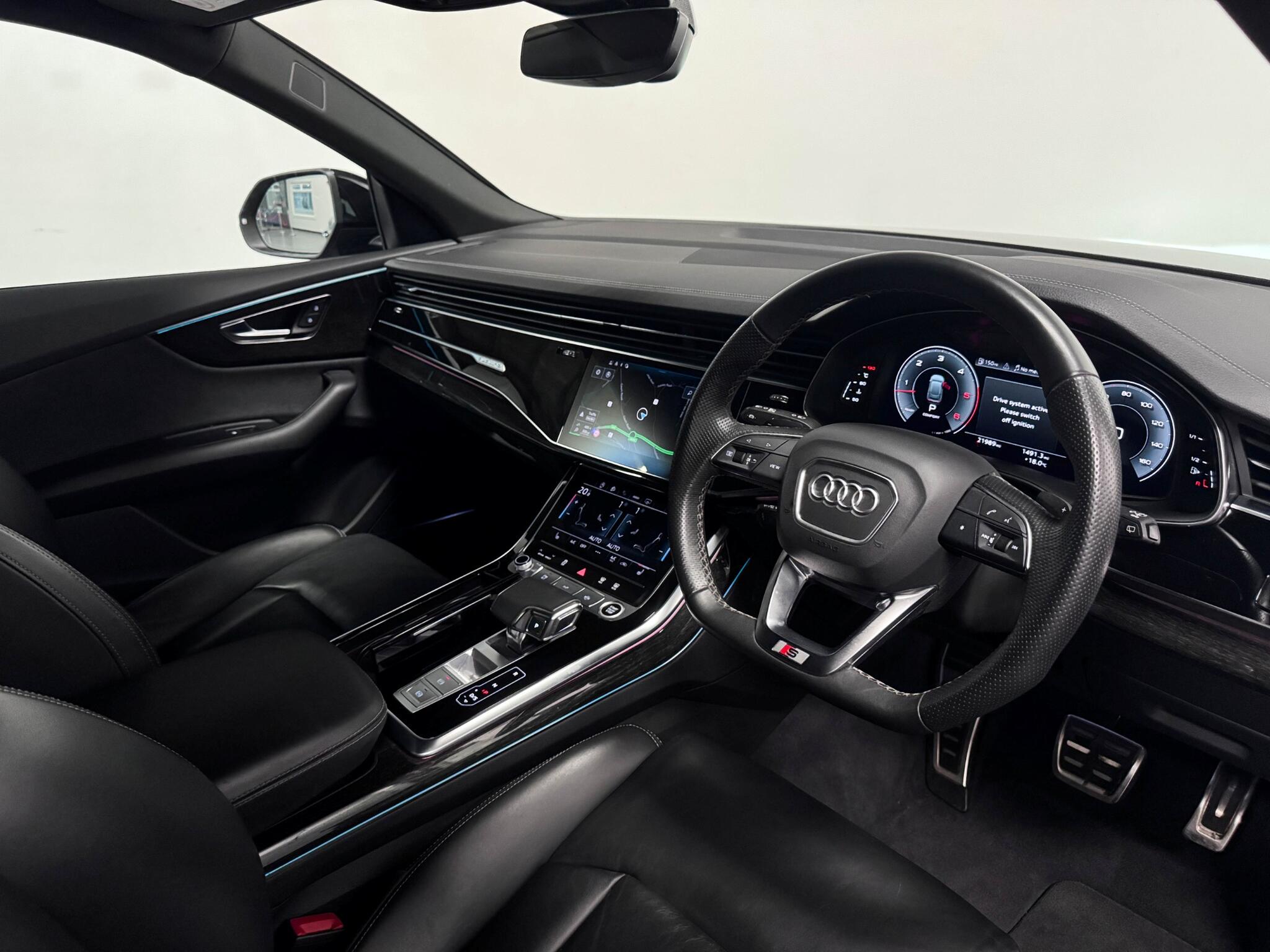 Audi Q8 view 33