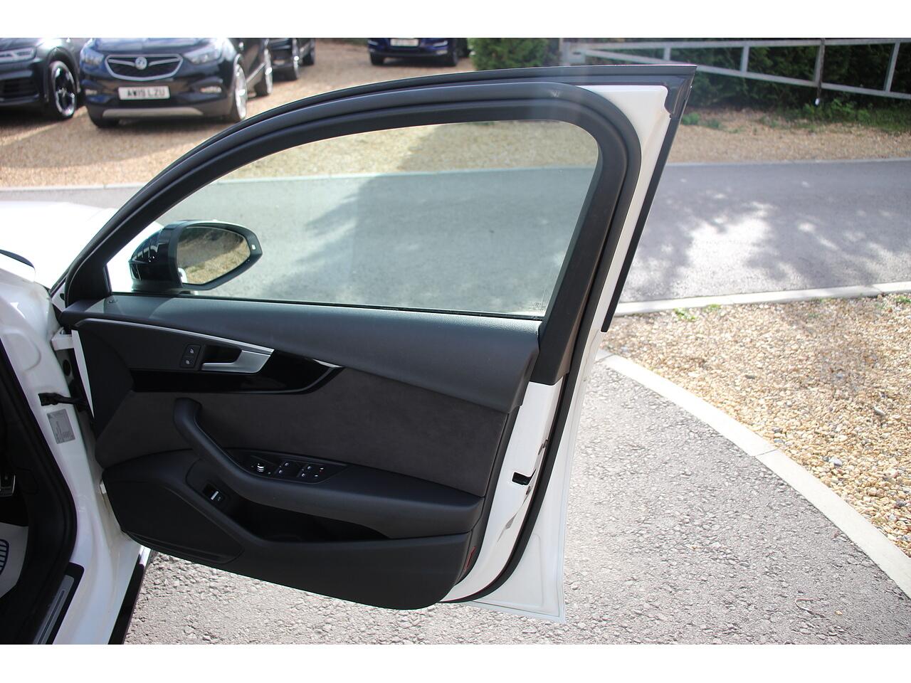 Audi A4 Avant view 40