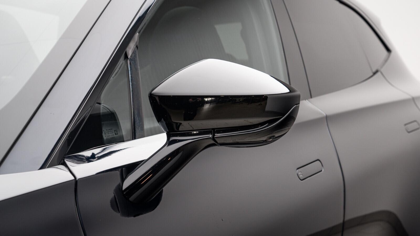 Aston Martin DBX view 43