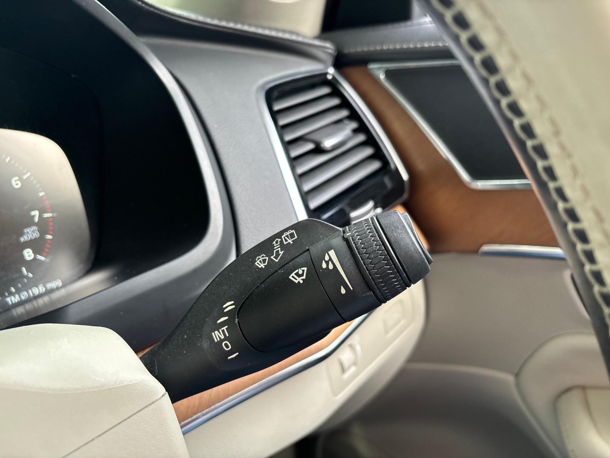 Volvo XC90 view 12