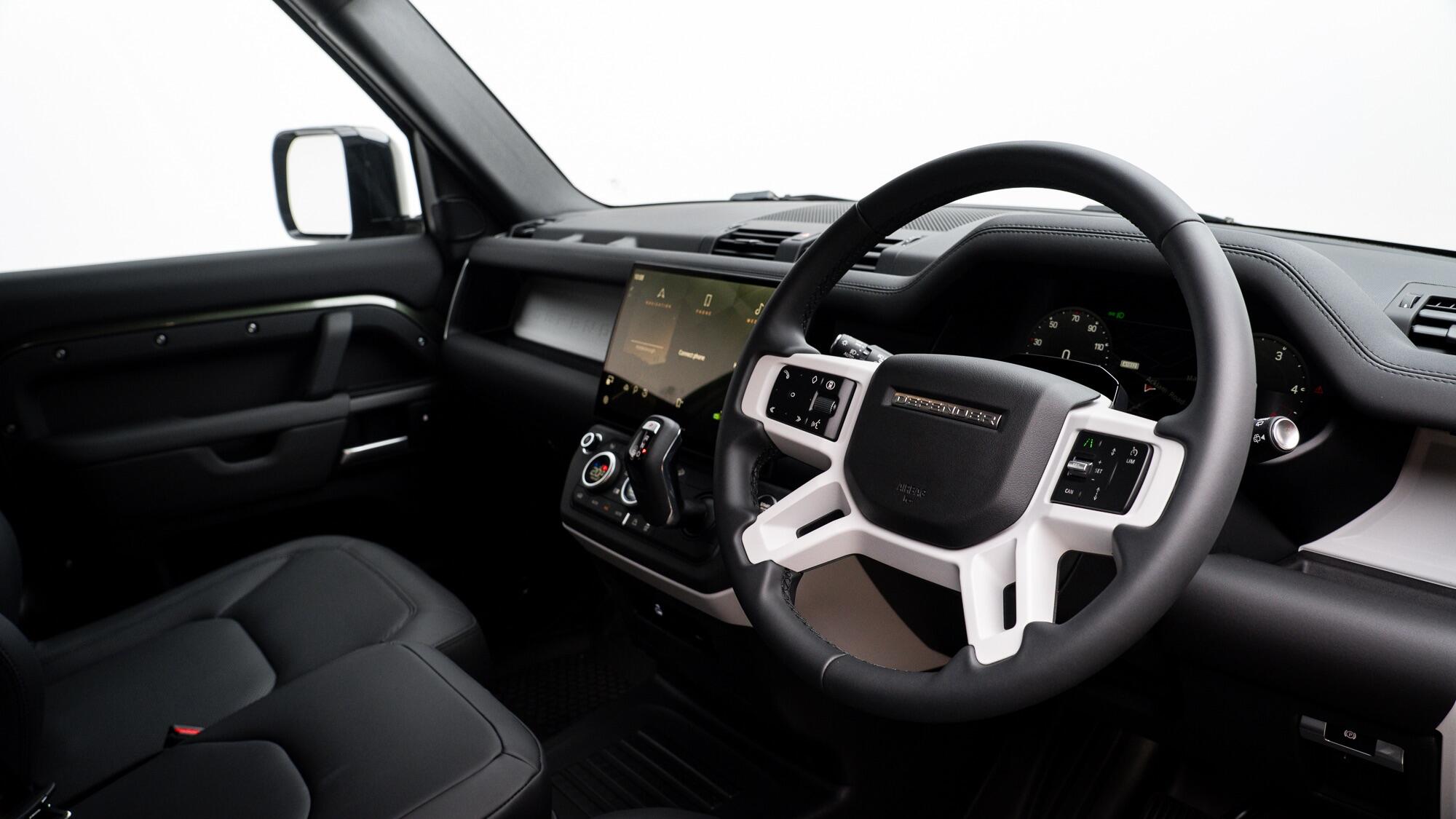 Land Rover Defender 110 view 18