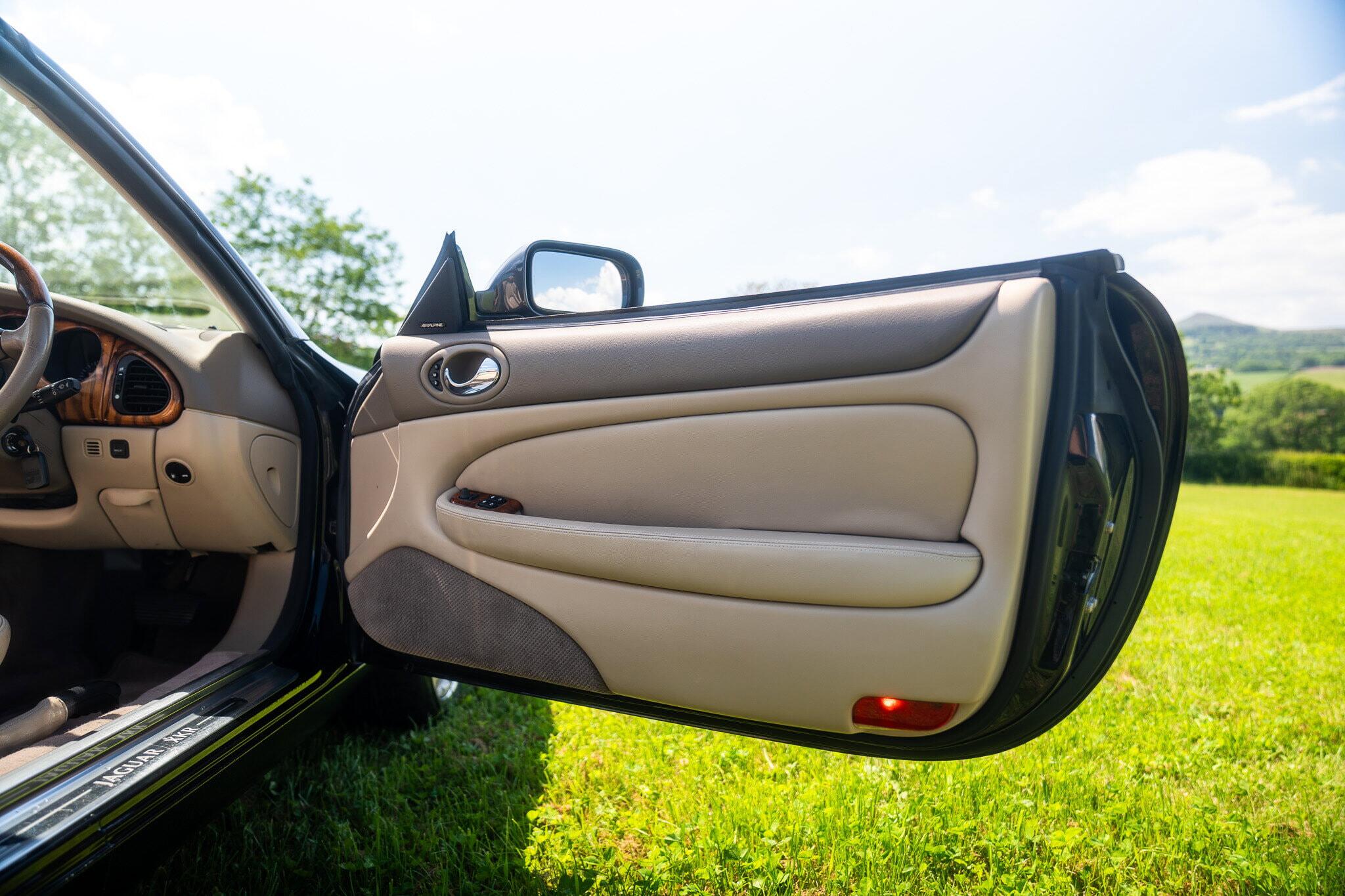 Jaguar XKR view 18