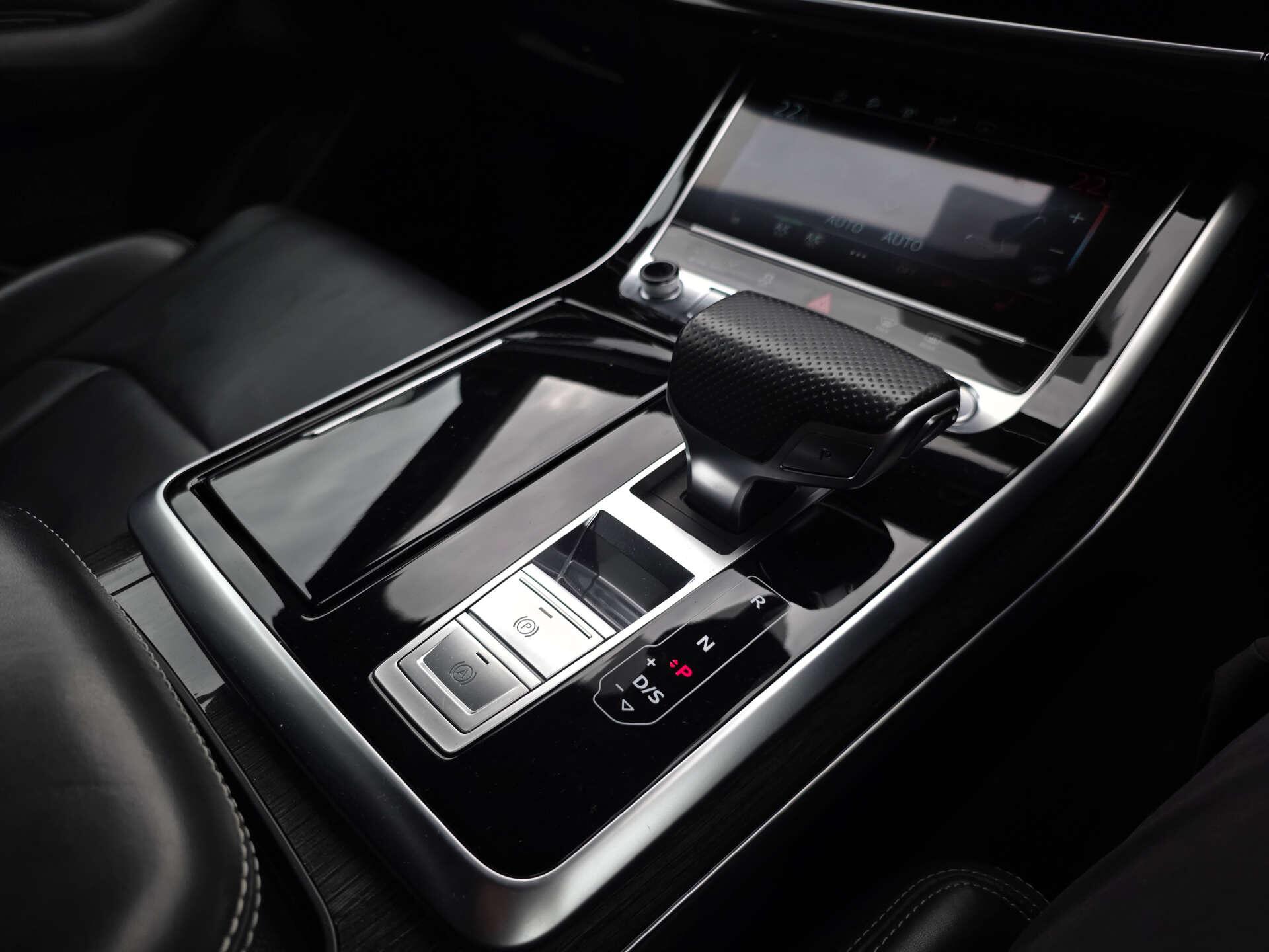 Audi Q8 view 31