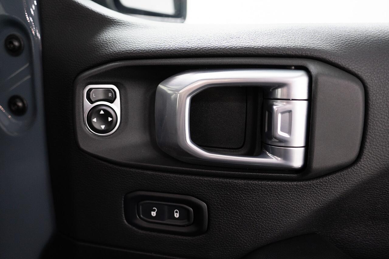 Jeep Wrangler view 25