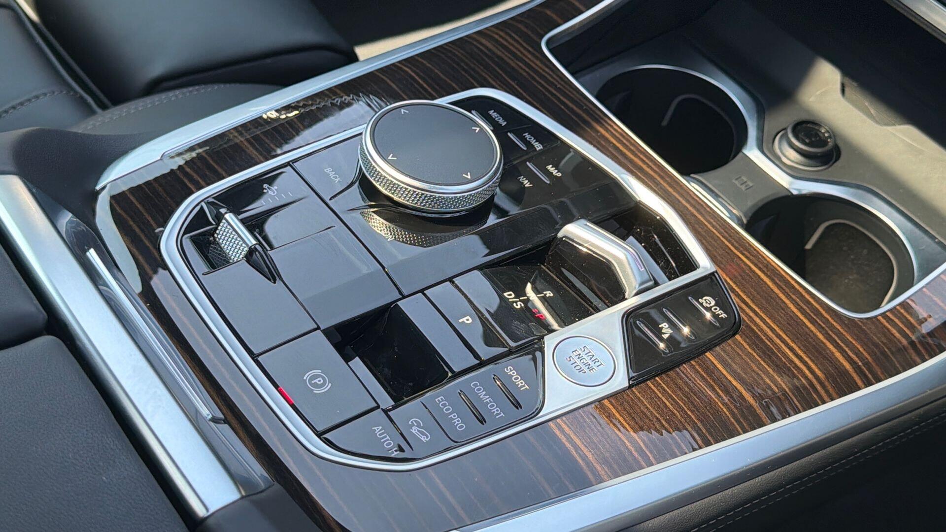 BMW X7 view 10