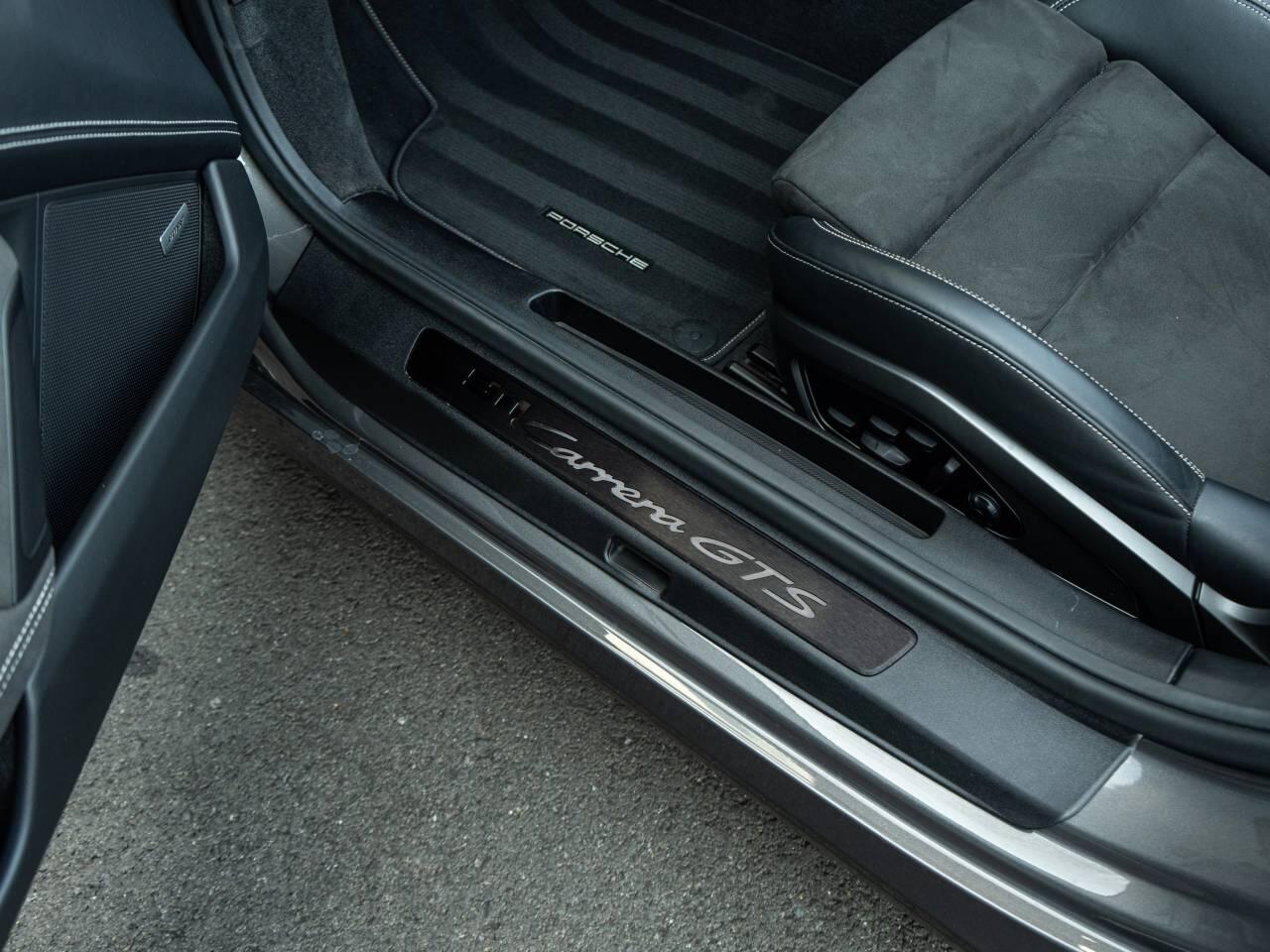 Porsche 911 view 44