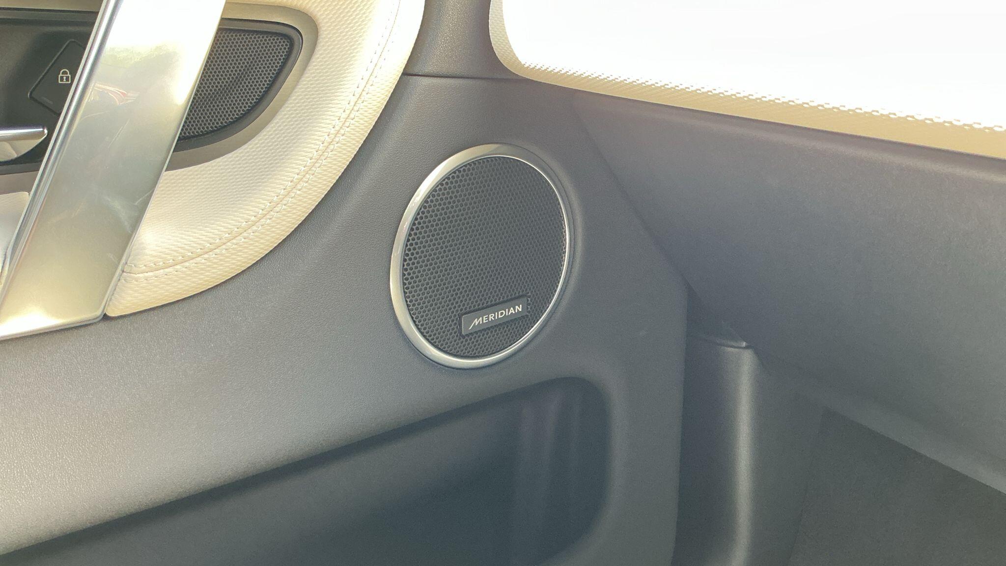 Land Rover Discovery Sport view 14