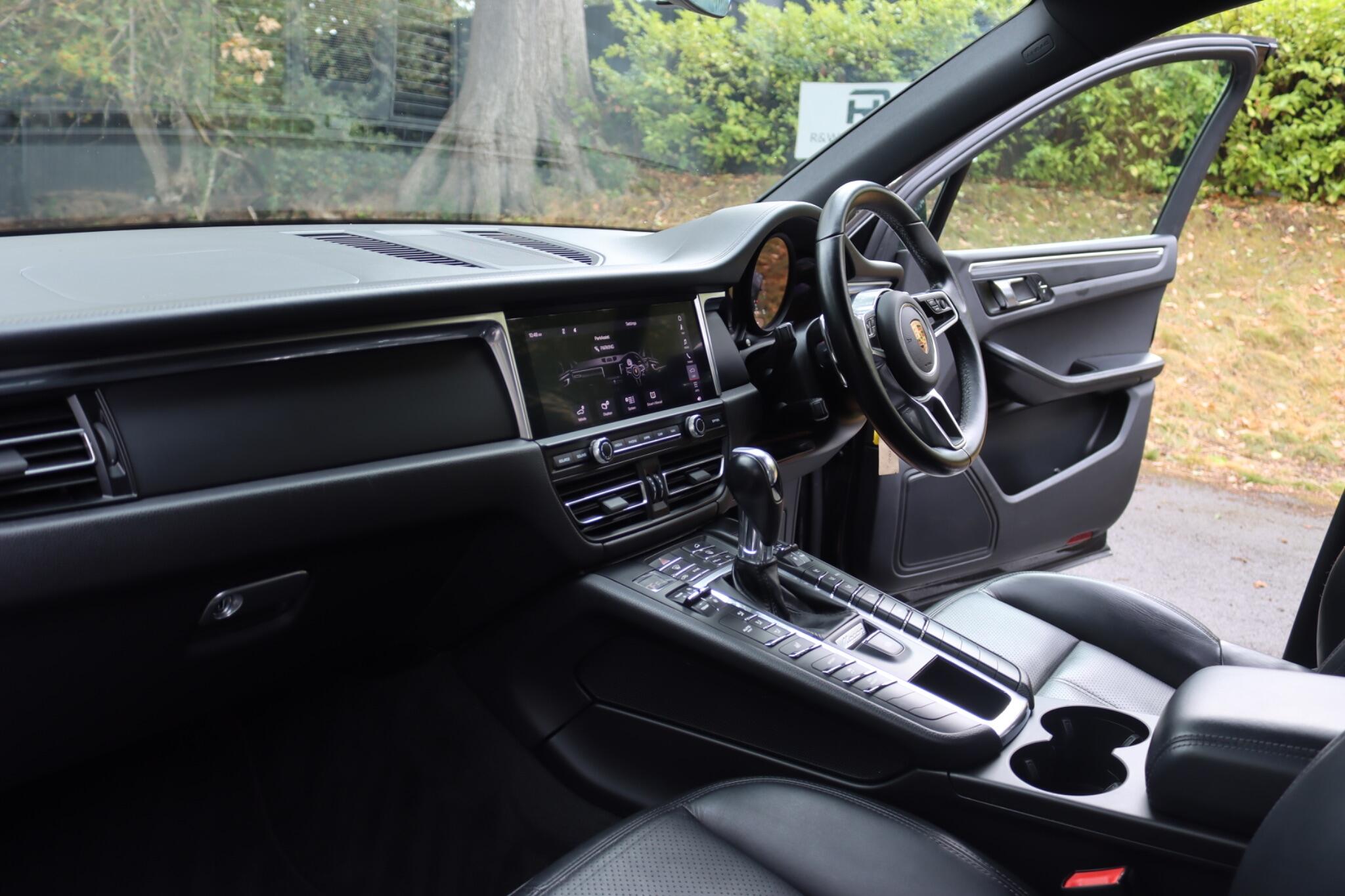 Porsche Macan view 11