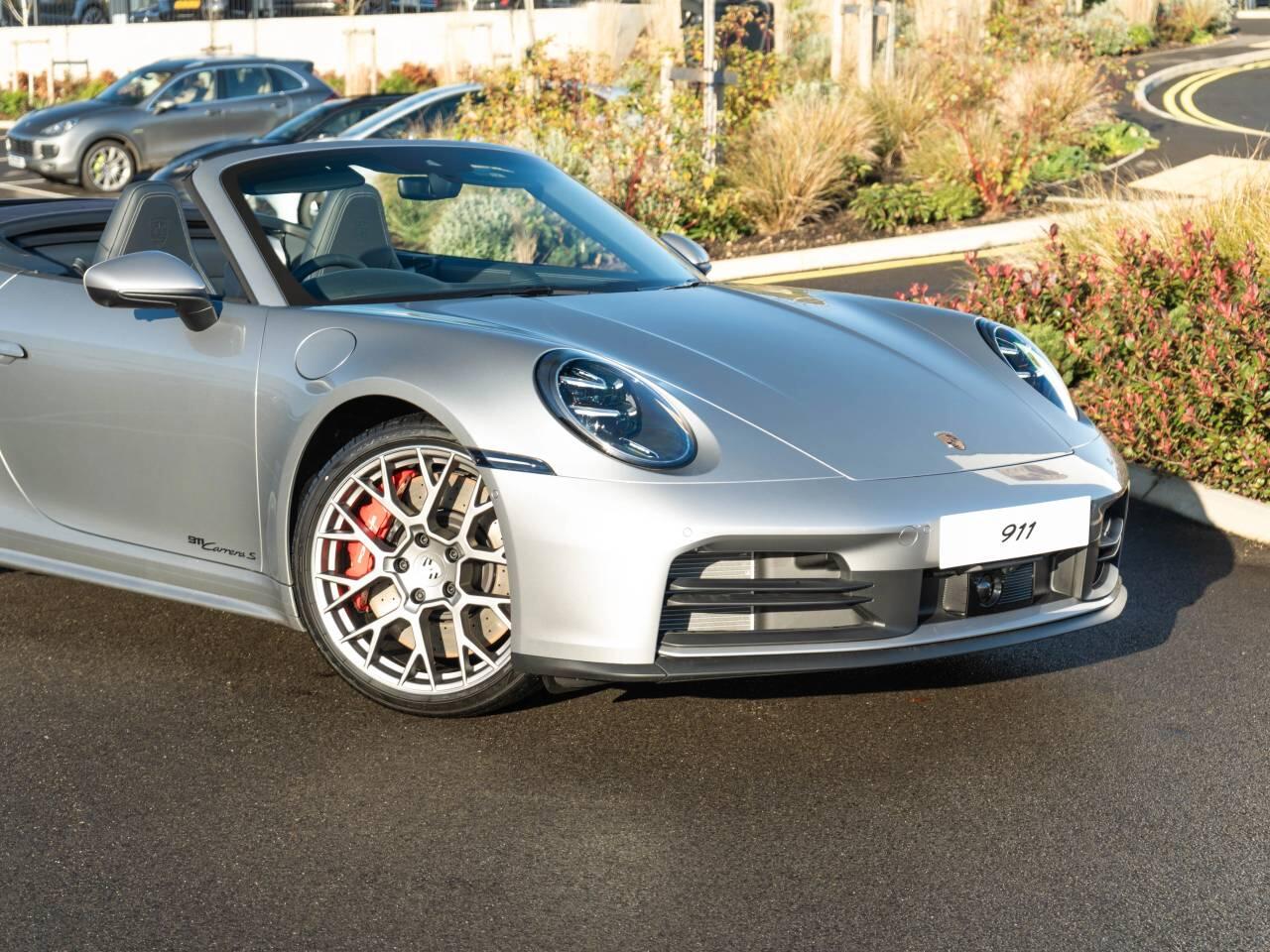 Porsche 911 view 8